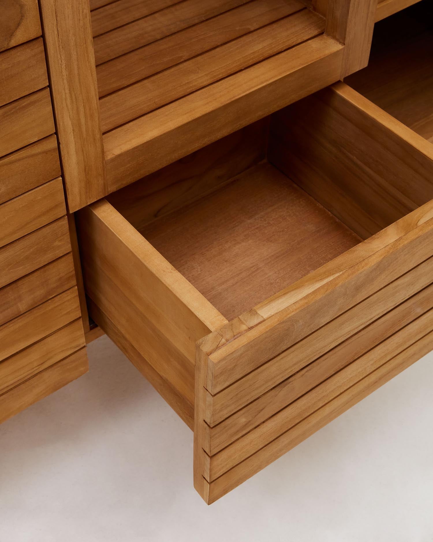 Massives Teakholz-Badmöbel Neria, 120x45 cm, natürliches Finish, stilvoll und funktional, von Kave Home.