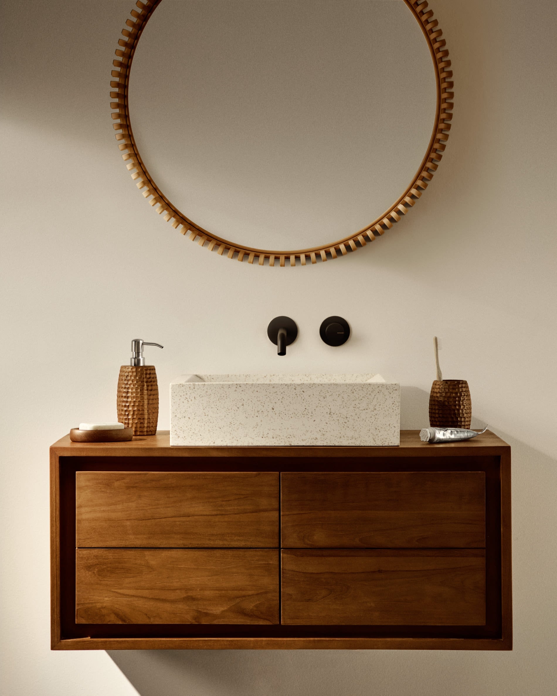 Elegantes Badezimmermöbel aus massivem Teakholz mit edlem Nussholz-Finish, 90x45 cm, von Kave Home, ideal für stilvolle Badezimmer.