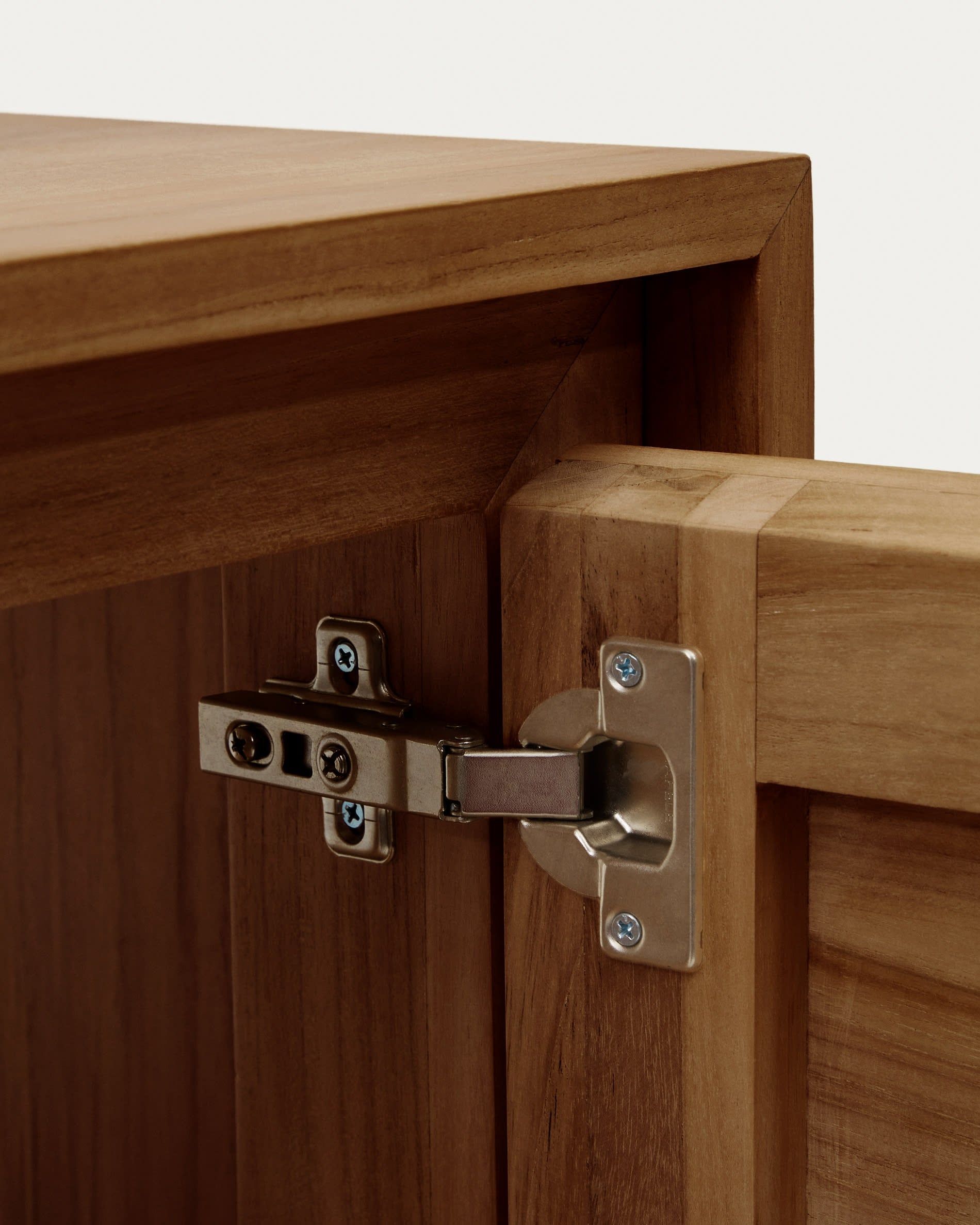 Elegantes Badezimmermöbel aus massivem Teakholz mit hochwertigem Nussholzfinish, 60x45 cm, von Kave Home, ideal für stilvolle Räume.