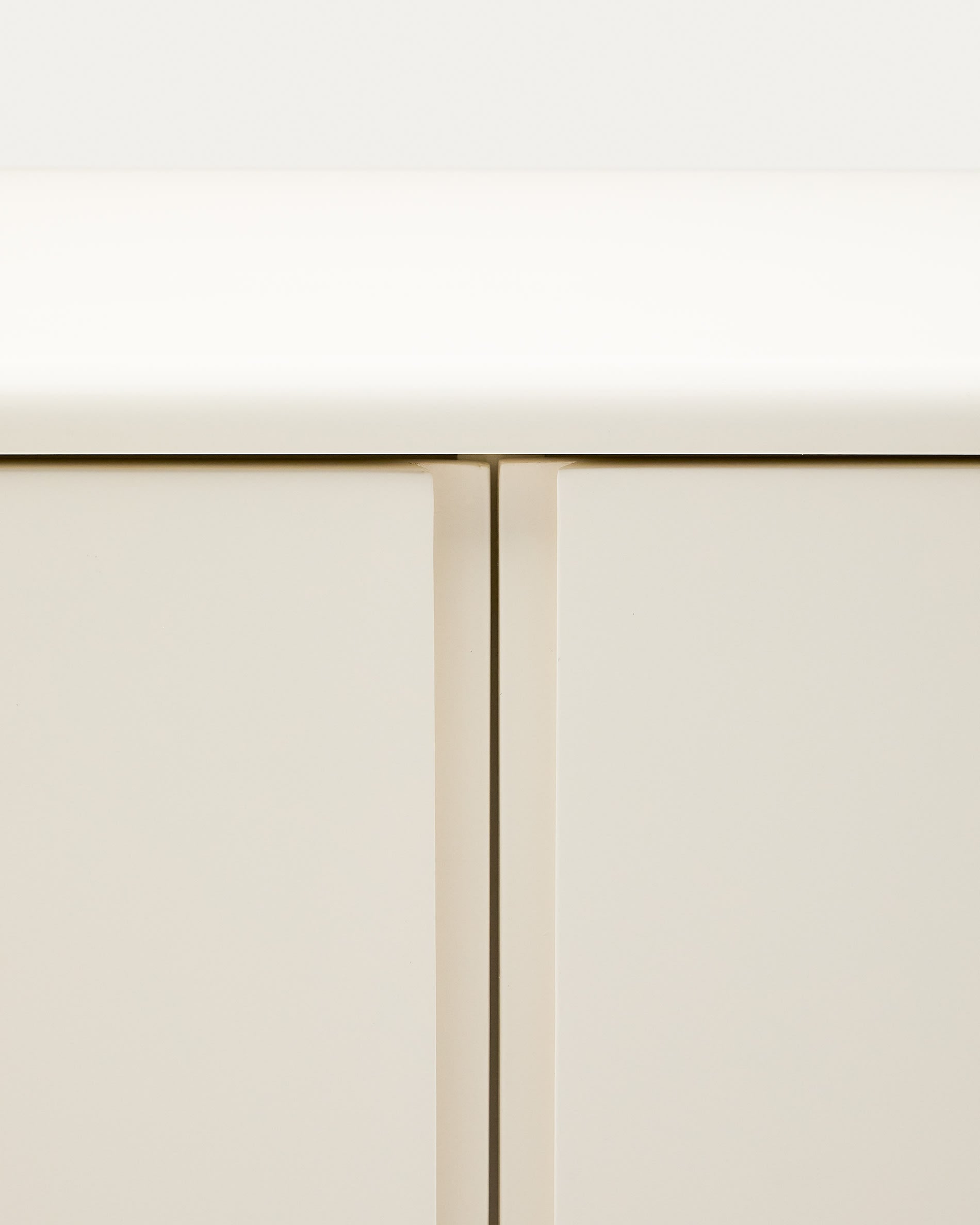 Das stilvolle Badezimmermöbel Salaya von Kave Home, 90x45 cm, aus Eschenschichtholz mit beiger Lackierung, bietet Funktionalität und Eleganz.