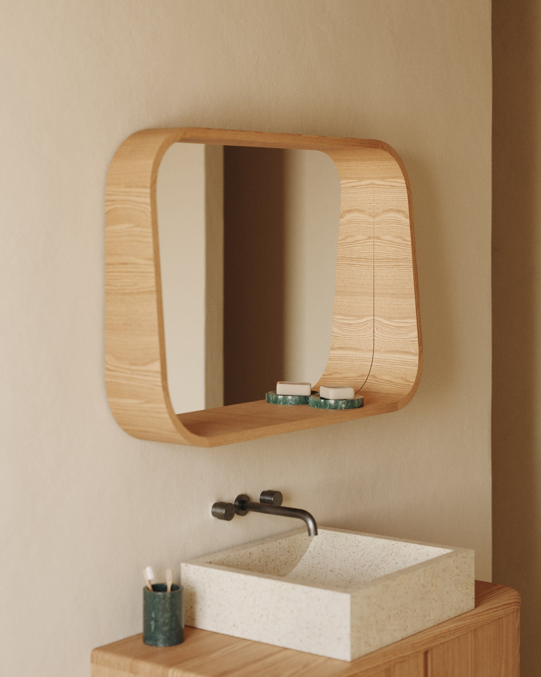 Elegantes Badezimmermöbel Salaya aus Eschensperrholz mit natürlichem Finish, 90x45 cm, von Kave Home. Stilvoll und funktional.