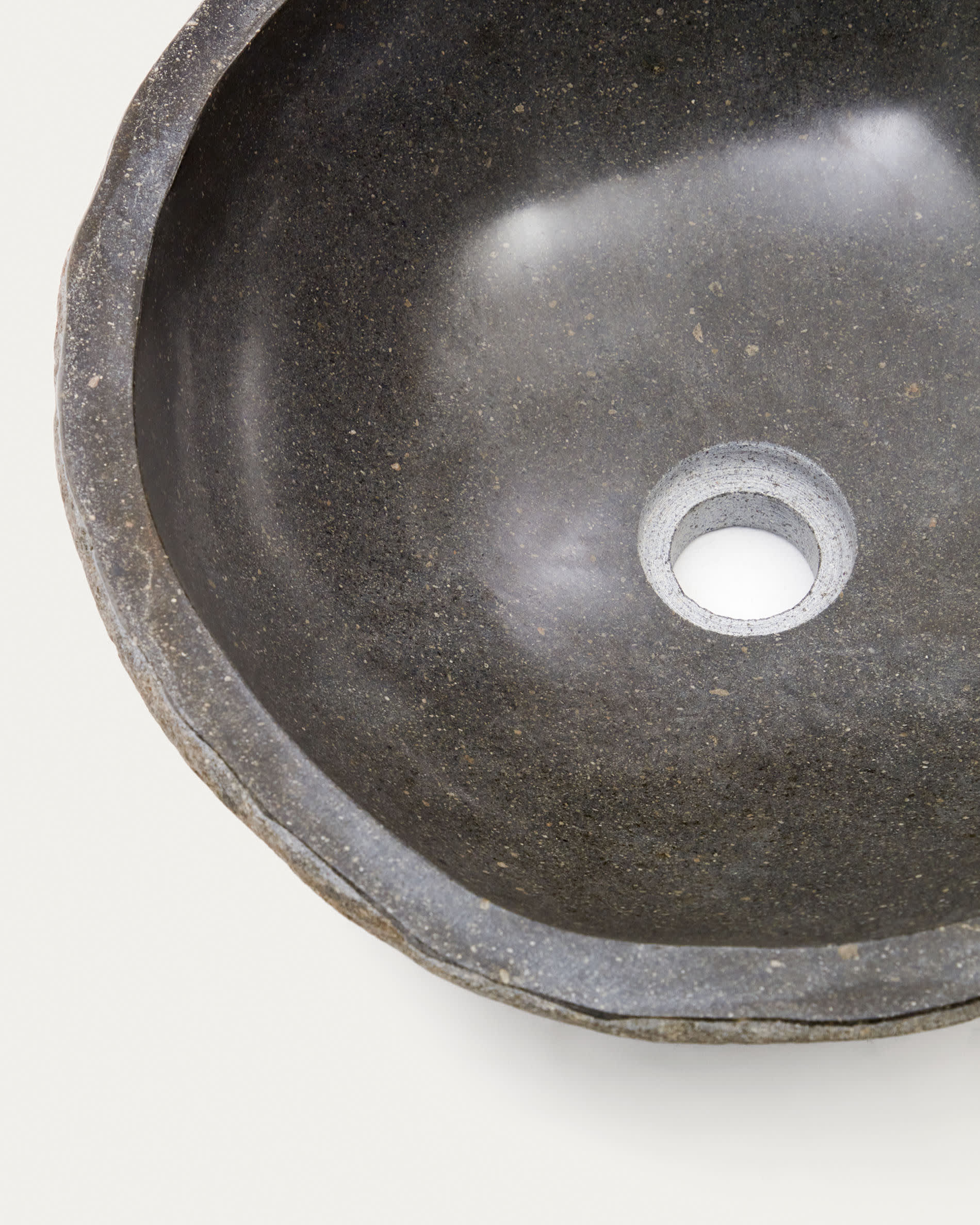 Das Tetsu Aufsatzwaschbecken (Ø 40 cm) von Kave Home vereint zeitloses Design und robuste Naturstein-Qualität für Ihr Badezimmer.