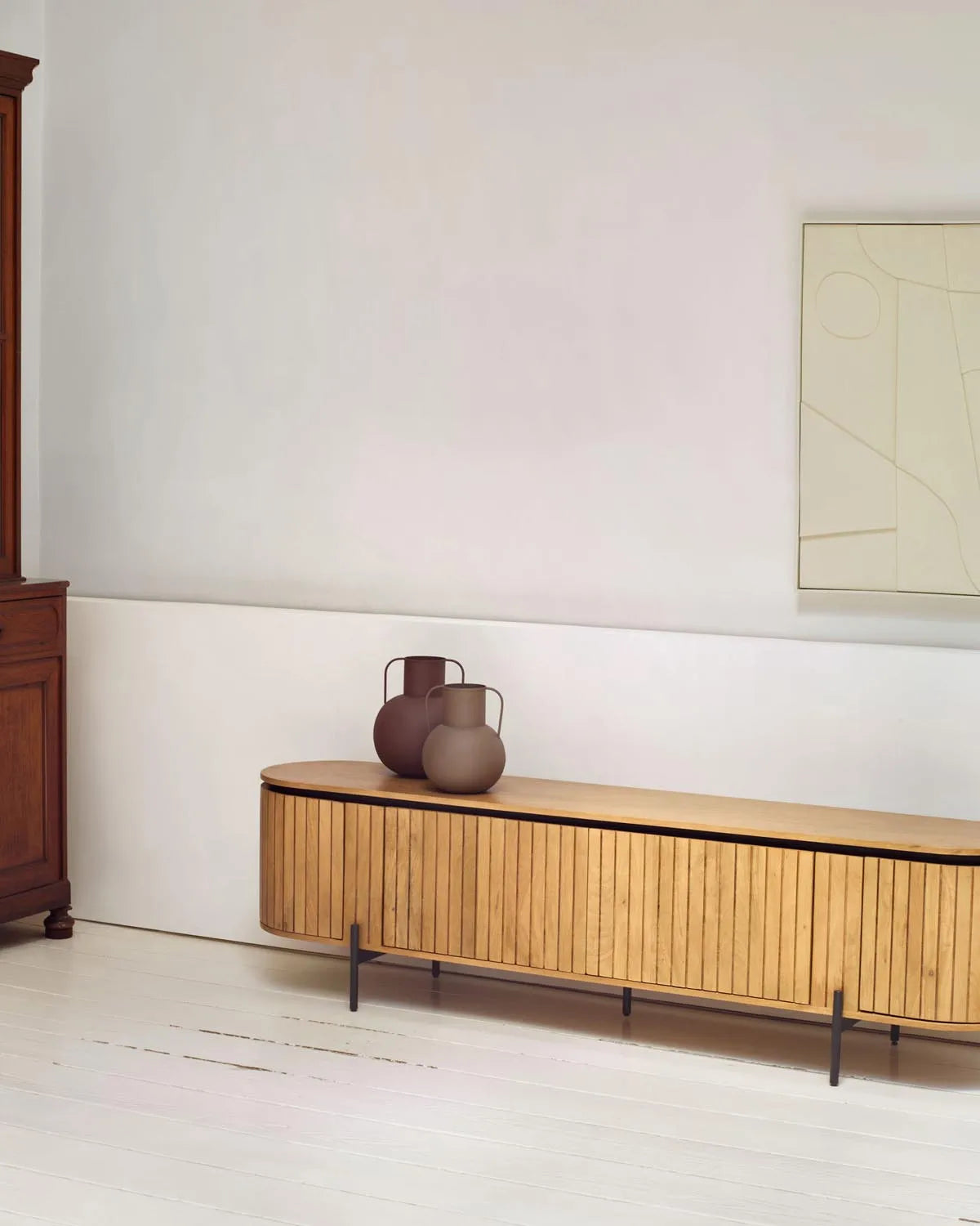 Licia TV-Möbel 4 Türen aus massivem Mangoholz und schwarz lackiertem Metall 200 x 55 cm in Natur präsentiert im Onlineshop von KAQTU Design AG. Sideboard ist von Kave Home