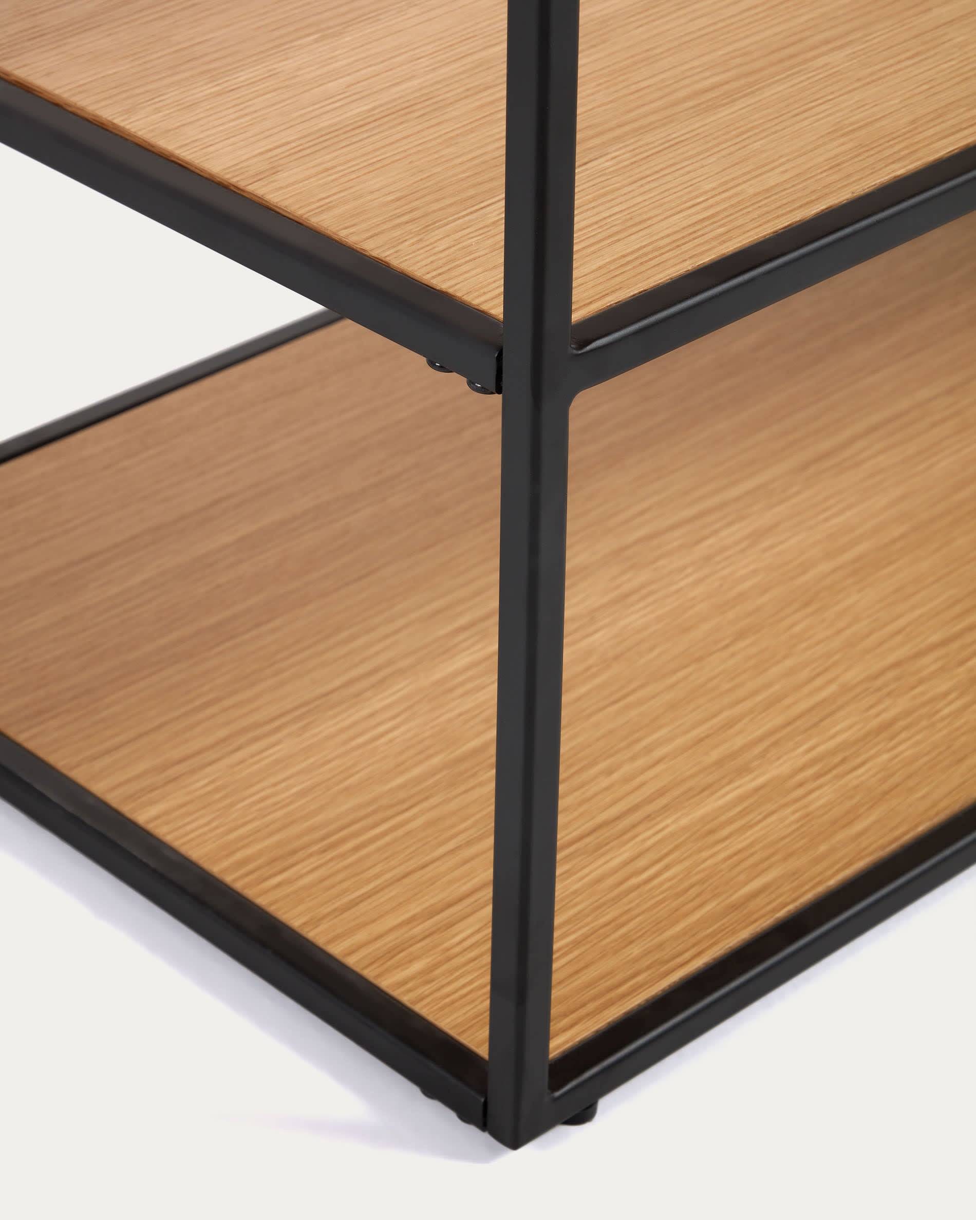 Das TV-Möbel Yoana kombiniert Eichenfurnier mit schwarzem Metall in 160x40 cm, ideal für moderne und stilvolle Wohnräume.
