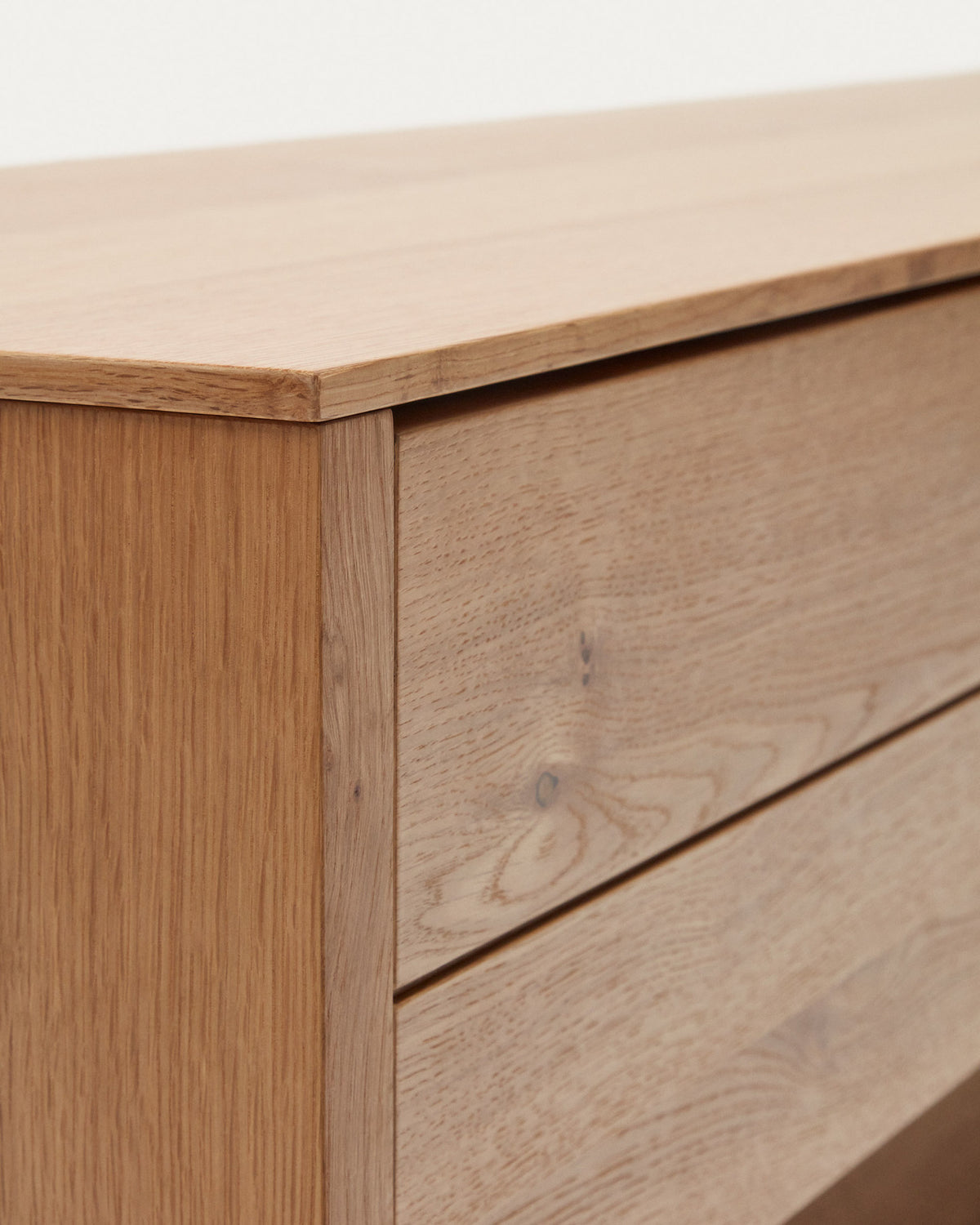 TV-Möbel Alguema 3 Schubladen in Eichenfurnier mit natürlichem Finish 200 x 51 cm in Natur präsentiert im Onlineshop von KAQTU Design AG. TV-Möbel ist von Kave Home
