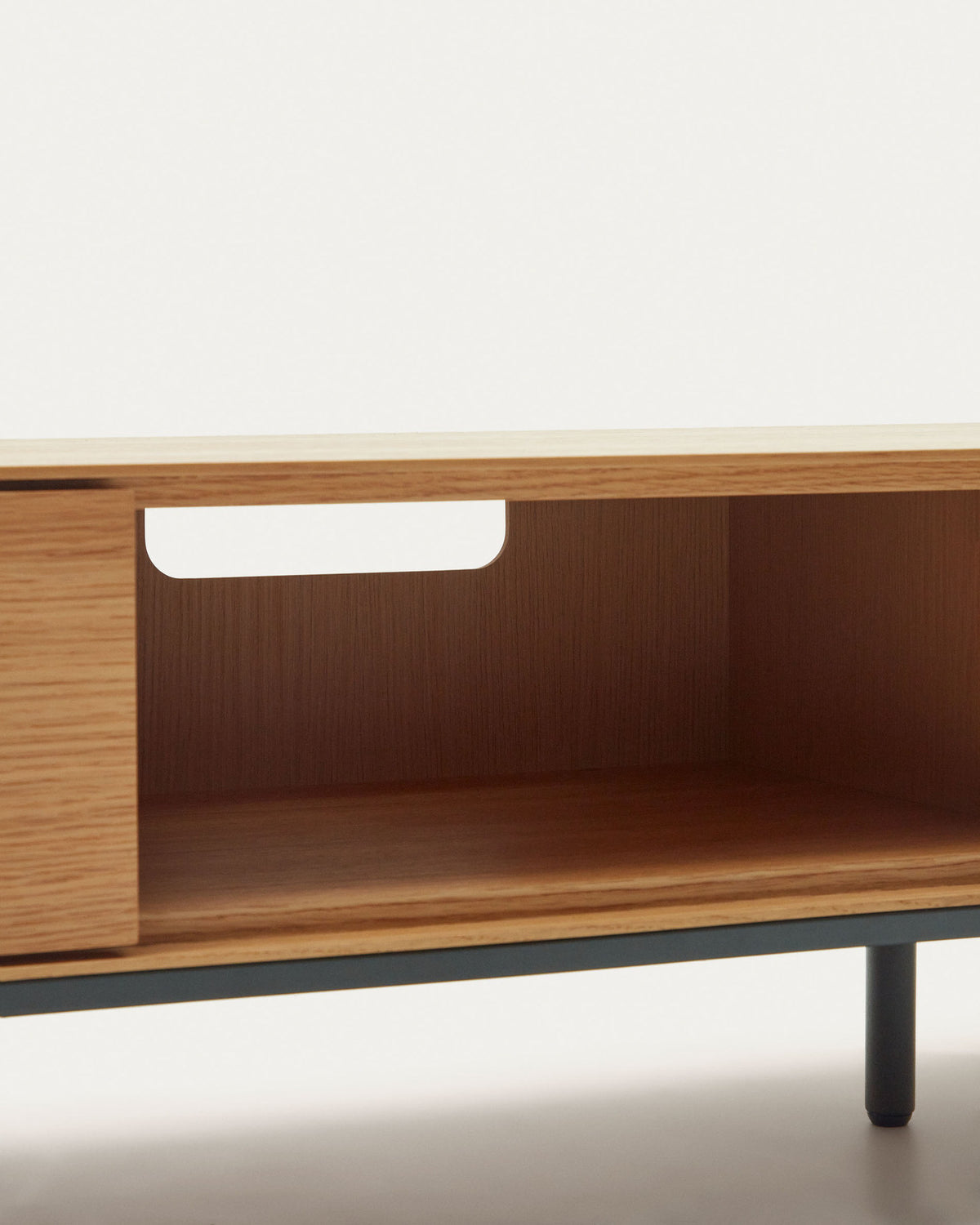 Vedrana TV-Schrank 3 Schubladen aus Eichenfurnier und Stahlbeine in Schwarz 195 x 35 cm in Natur, Schwarz präsentiert im Onlineshop von KAQTU Design AG. TV-Möbel ist von Kave Home