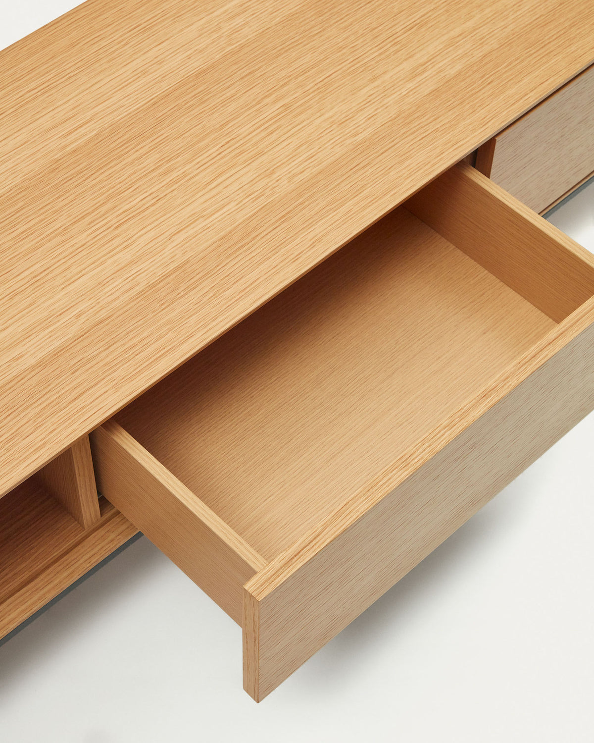 Vedrana TV-Schrank 3 Schubladen aus Eichenfurnier und Stahlbeine in Schwarz 195 x 35 cm in Natur, Schwarz präsentiert im Onlineshop von KAQTU Design AG. TV-Möbel ist von Kave Home