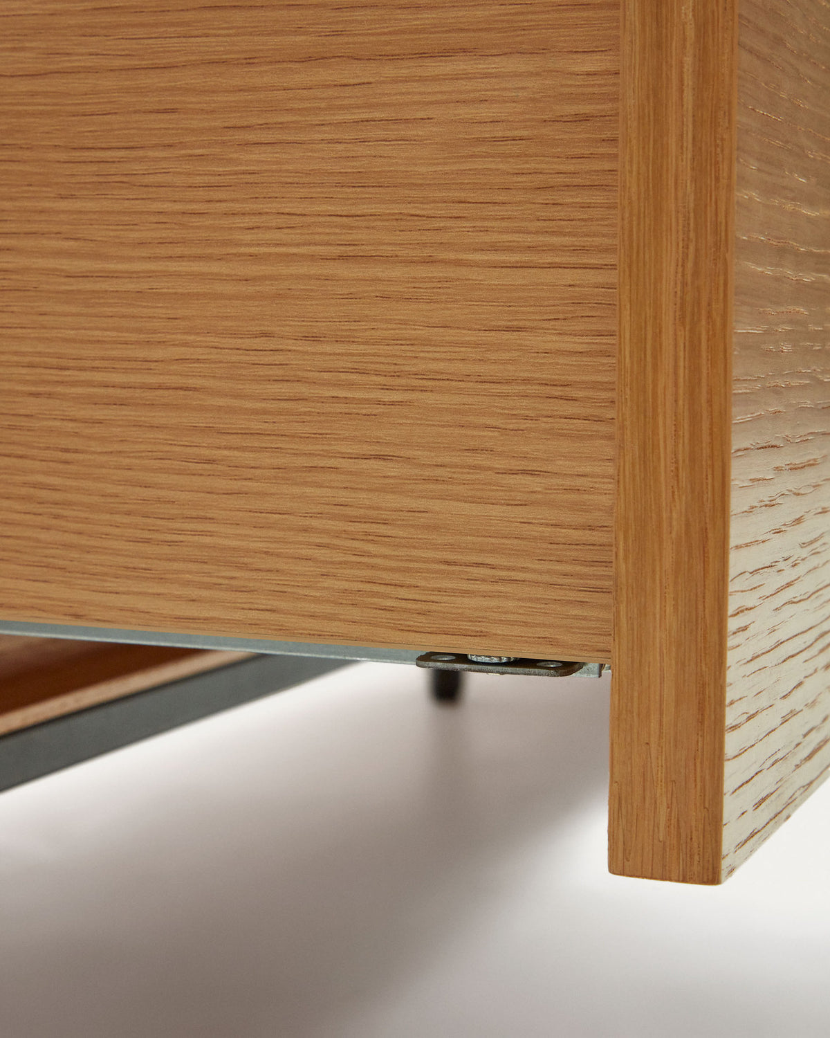 Vedrana TV-Schrank 3 Schubladen aus Eichenfurnier und Stahlbeine in Schwarz 195 x 35 cm in Natur, Schwarz präsentiert im Onlineshop von KAQTU Design AG. TV-Möbel ist von Kave Home