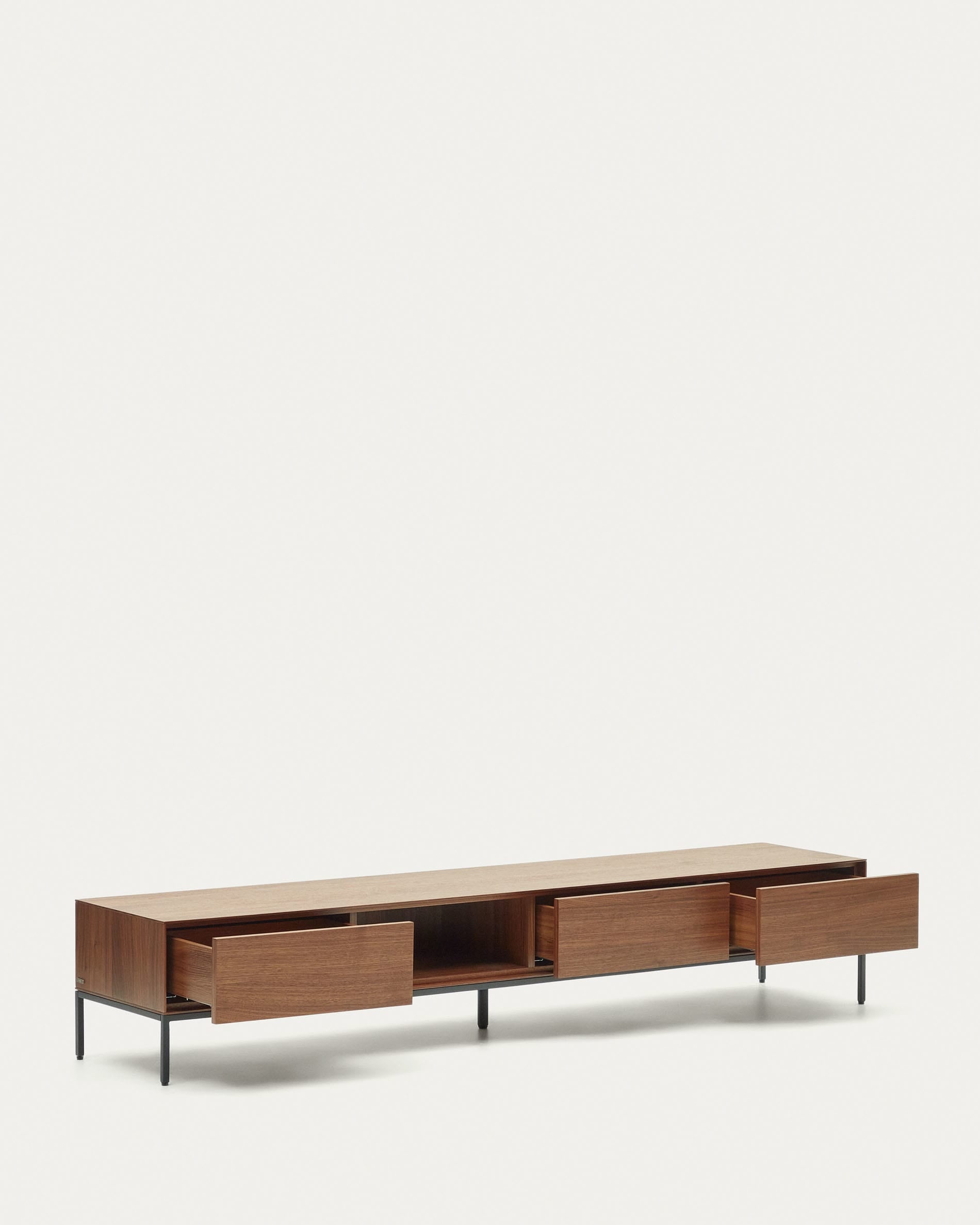 Moderner TV-Schrank aus edlem Nussholzfurnier, schwarze Stahlbeine, 3 Schubladen, Masse 195 x 35 cm, von Kave Home.