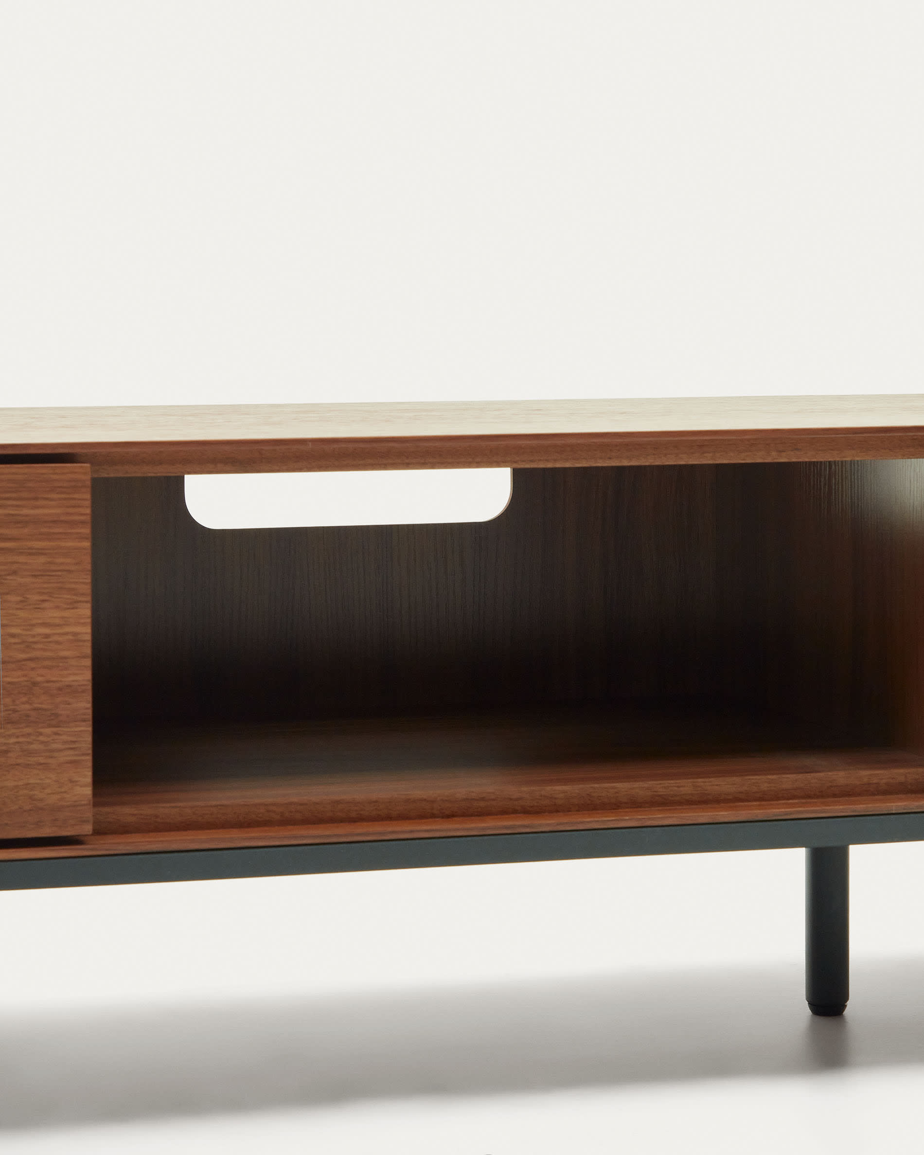 Eleganter TV-Schrank aus Nussholzfurnier mit 3 Schubladen und stabilen Stahlbeinen in Schwarz. Ideal für stilvolle Wohnräume und optimalen Stauraum.