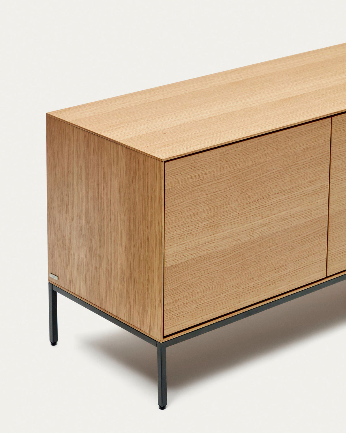 TV-Schrank Vedrana 3 Türen aus Eichenfurnier und Stahlbeine in Schwarz 195 x 55 cm in Natur, Schwarz präsentiert im Onlineshop von KAQTU Design AG. TV-Möbel ist von Kave Home