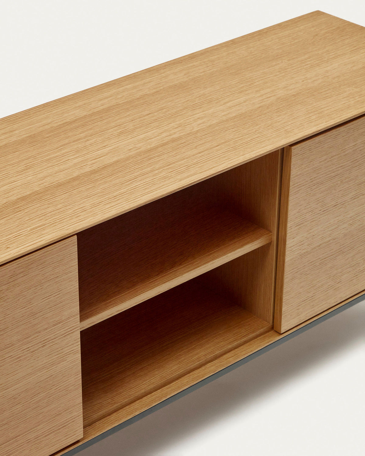 TV-Schrank Vedrana 3 Türen aus Eichenfurnier und Stahlbeine in Schwarz 195 x 55 cm in Natur, Schwarz präsentiert im Onlineshop von KAQTU Design AG. TV-Möbel ist von Kave Home