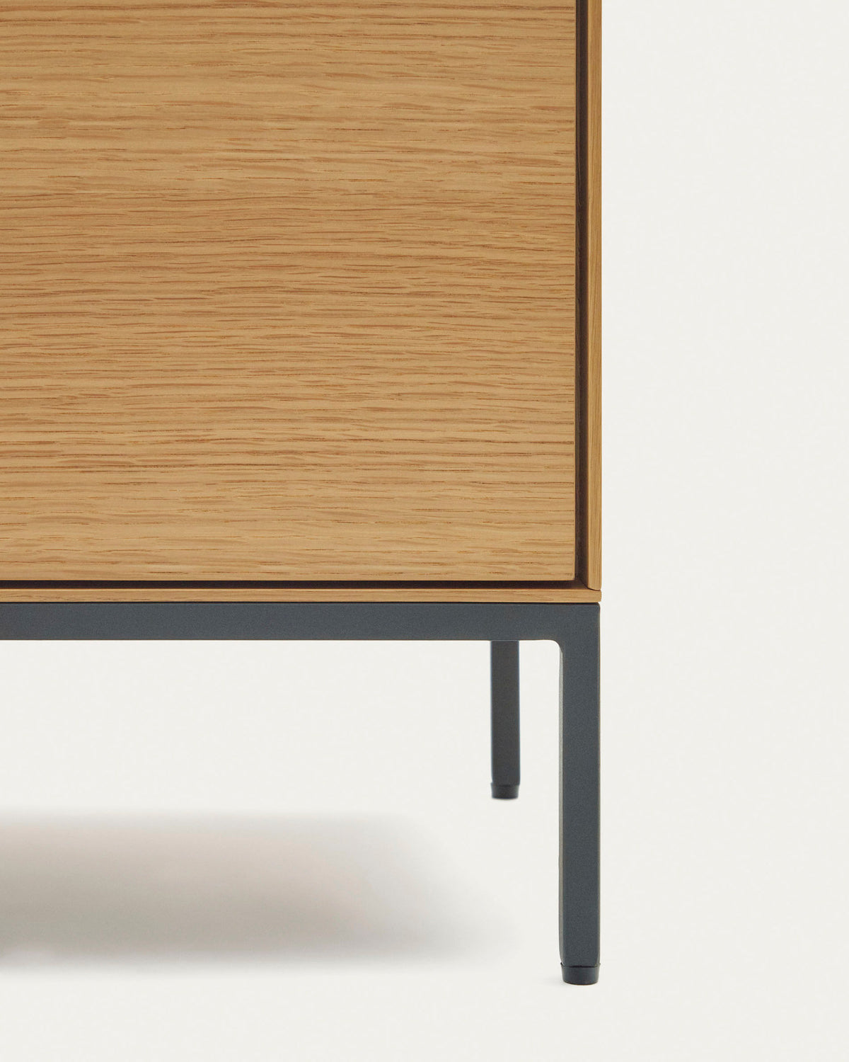 TV-Schrank Vedrana 3 Türen aus Eichenfurnier und Stahlbeine in Schwarz 195 x 55 cm in Natur, Schwarz präsentiert im Onlineshop von KAQTU Design AG. TV-Möbel ist von Kave Home