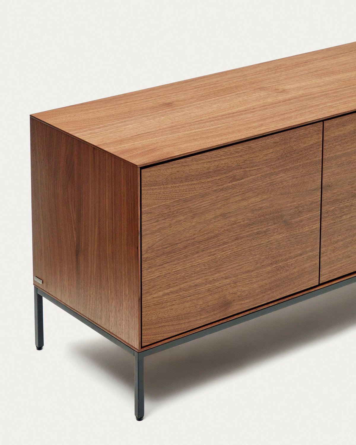 TV-Schrank Vedrana 3 Türen aus Nussholzfurnier und Stahlbeine in Schwarz 195 x 55 cm in Natur, Schwarz präsentiert im Onlineshop von KAQTU Design AG. TV-Möbel ist von Kave Home