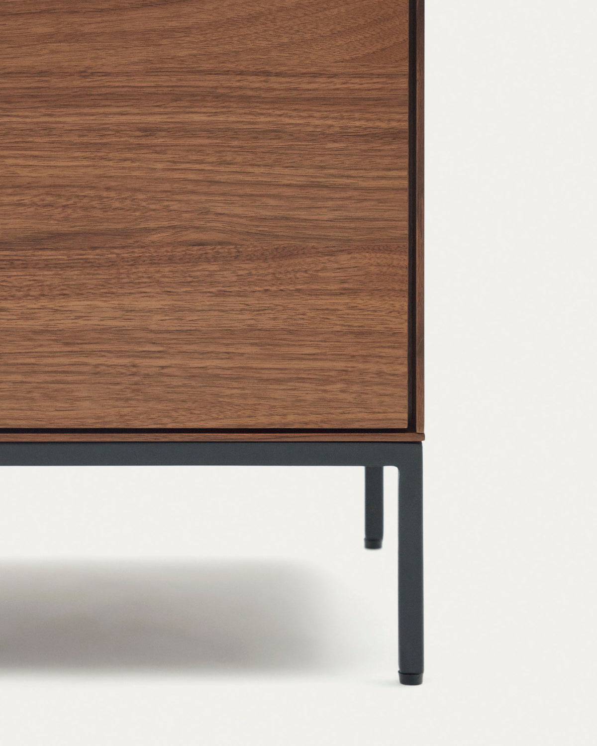 TV-Schrank Vedrana 3 Türen aus Nussholzfurnier und Stahlbeine in Schwarz 195 x 55 cm in Natur, Schwarz präsentiert im Onlineshop von KAQTU Design AG. TV-Möbel ist von Kave Home