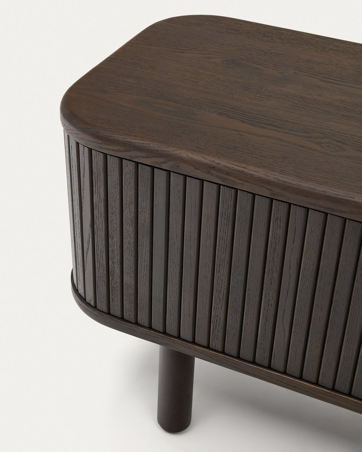 Mailen TV-Möbel 2 Türen in Eschenfurnier und dunklem Finish 200 x 50 cm in Schwarz präsentiert im Onlineshop von KAQTU Design AG. TV-Möbel ist von Kave Home