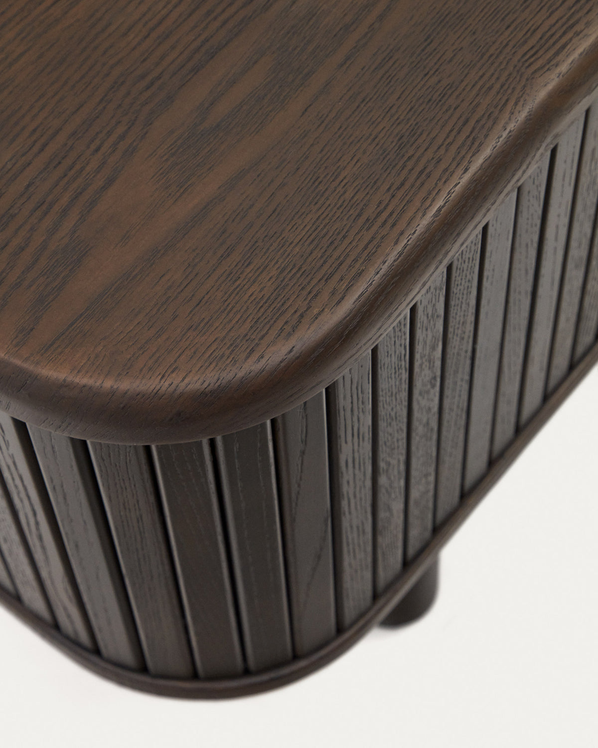 Mailen TV-Möbel 2 Türen in Eschenfurnier und dunklem Finish 200 x 50 cm in Schwarz präsentiert im Onlineshop von KAQTU Design AG. TV-Möbel ist von Kave Home