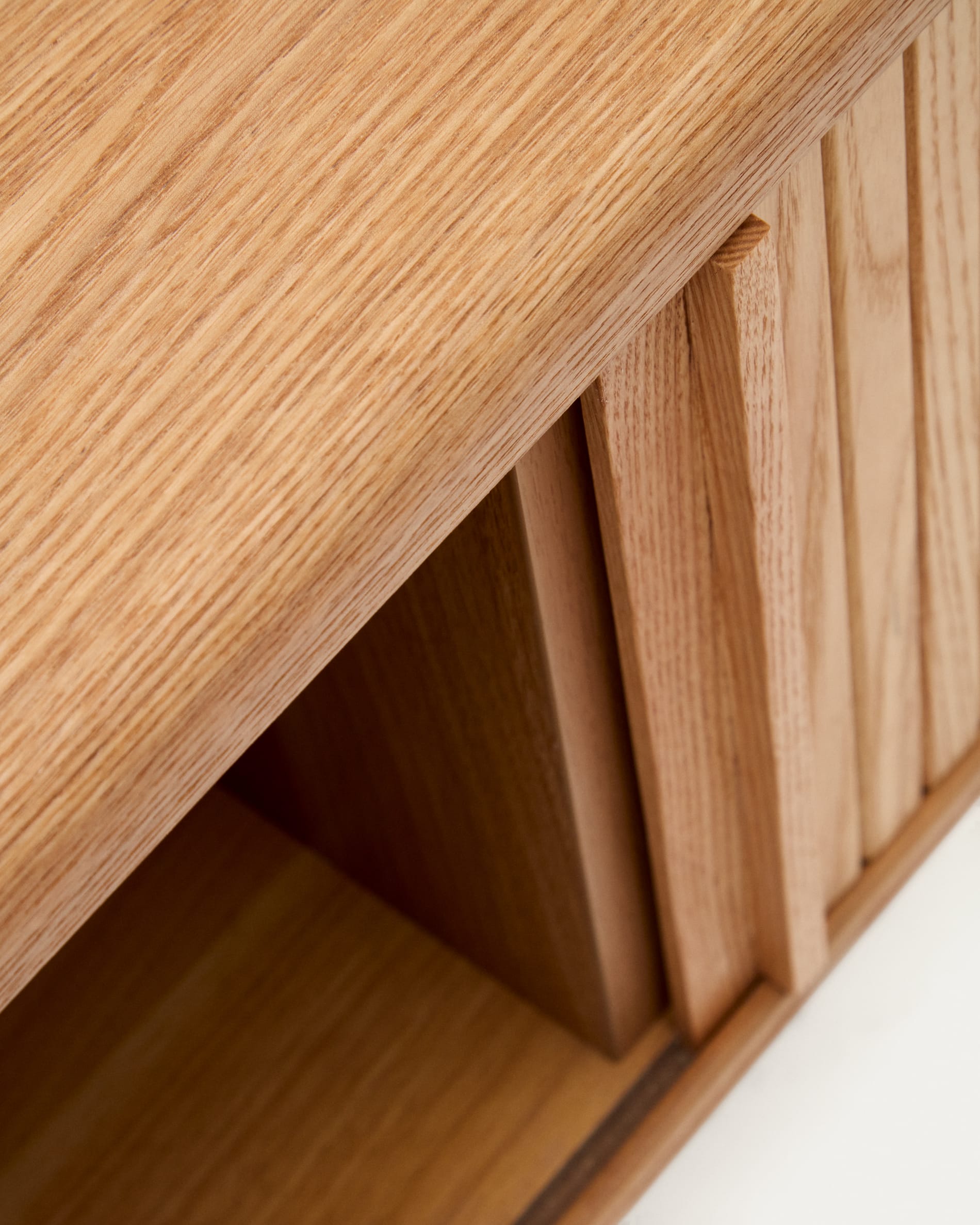 Elegantes TV-Möbel Mailen aus Eschenfurnier, 120x50 cm, mit natürlichem Finish und 2 Türen, perfekt für moderne Wohnräume.