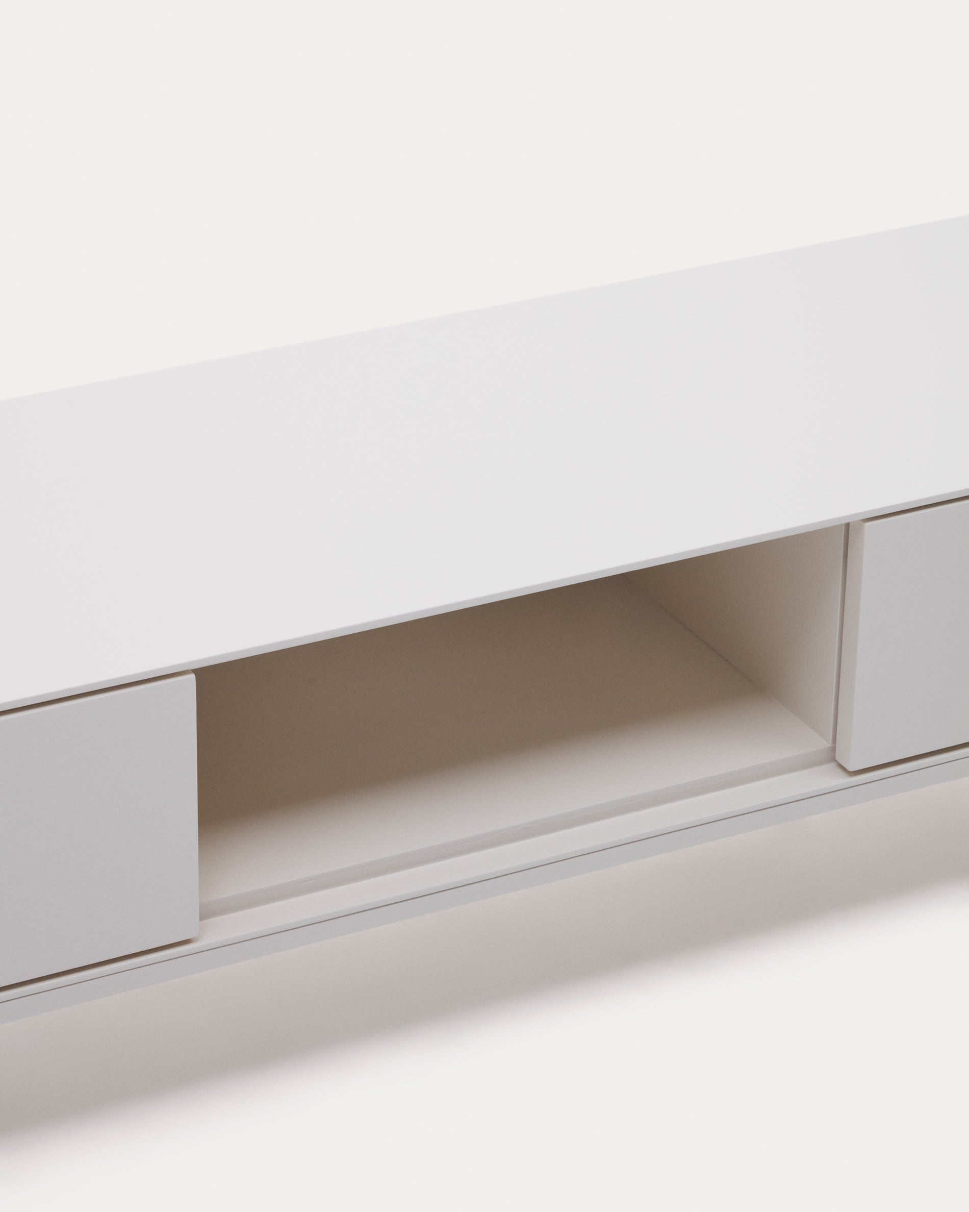 Eleganter Vedrana TV-Schrank von Kave Home, 195 x 35 cm, aus robustem MDF, weiss lackiert, mit 3 praktischen Schubladen für Ordnung und Stil.