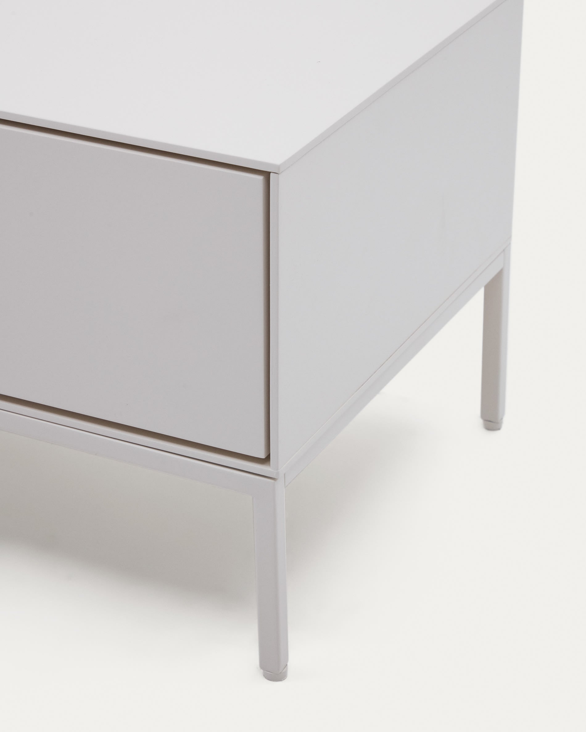 Eleganter Vedrana TV-Schrank von Kave Home, 195 x 35 cm, aus langlebigem MDF in edlem Weiß, mit 3 geräumigen Schubladen für optimale Aufbewahrung.