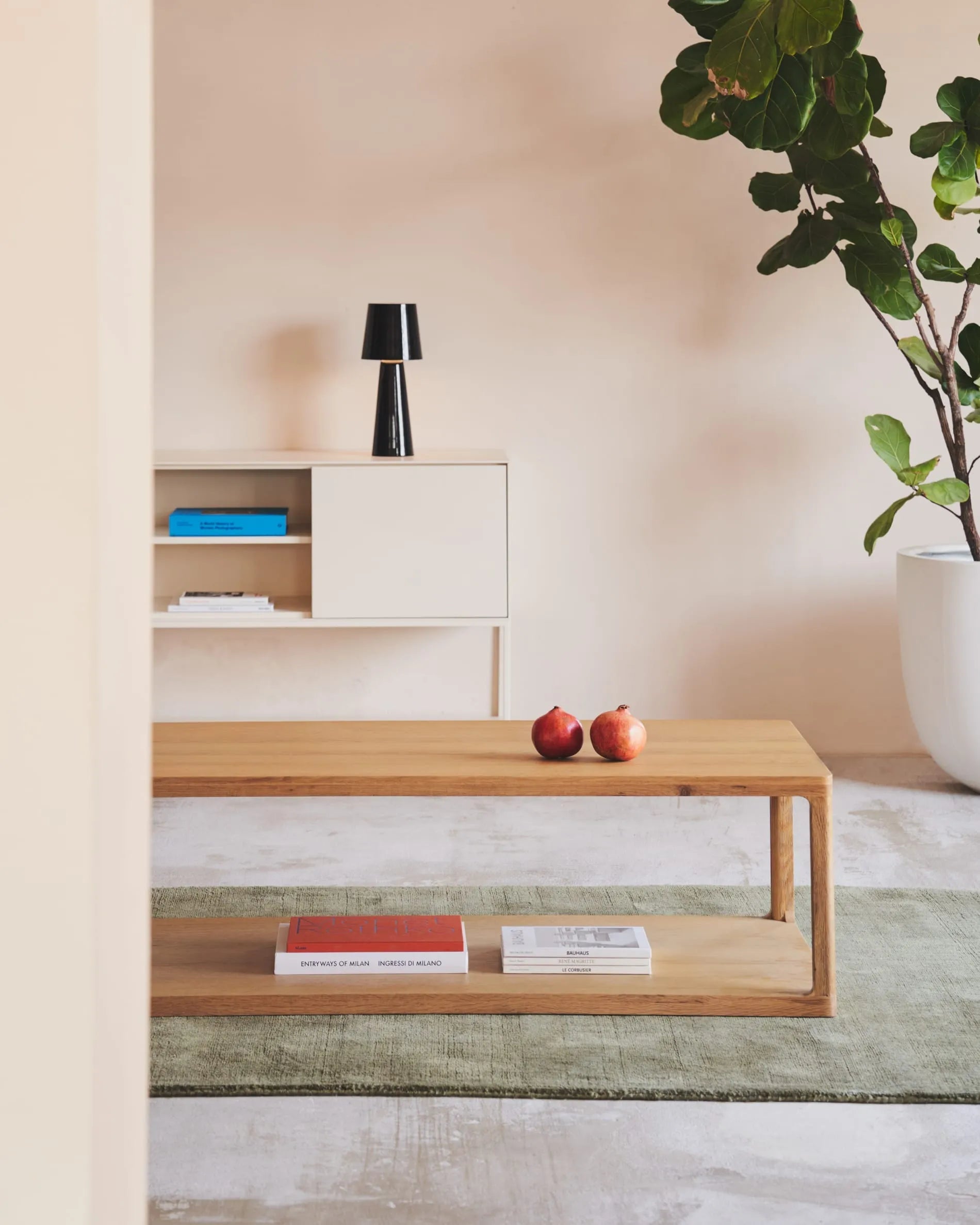 Das Vedrana Sideboard von Kave Home, 3 Türen, weiß lackiert, MDF, 195x80 cm, vereint modernes Design und Funktionalität.