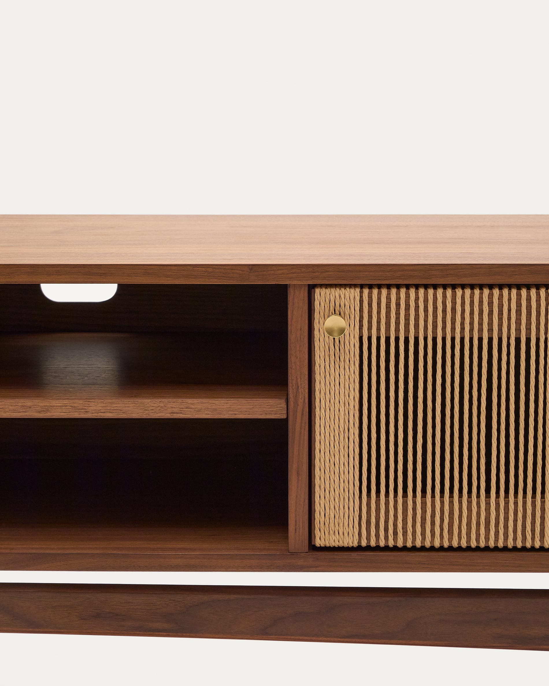 Elegantes TV-Möbel Elan aus Walnussholz mit 3 Türen, FSC-zertifiziert, 200x50 cm, stilvoll und nachhaltig von Kave Home.