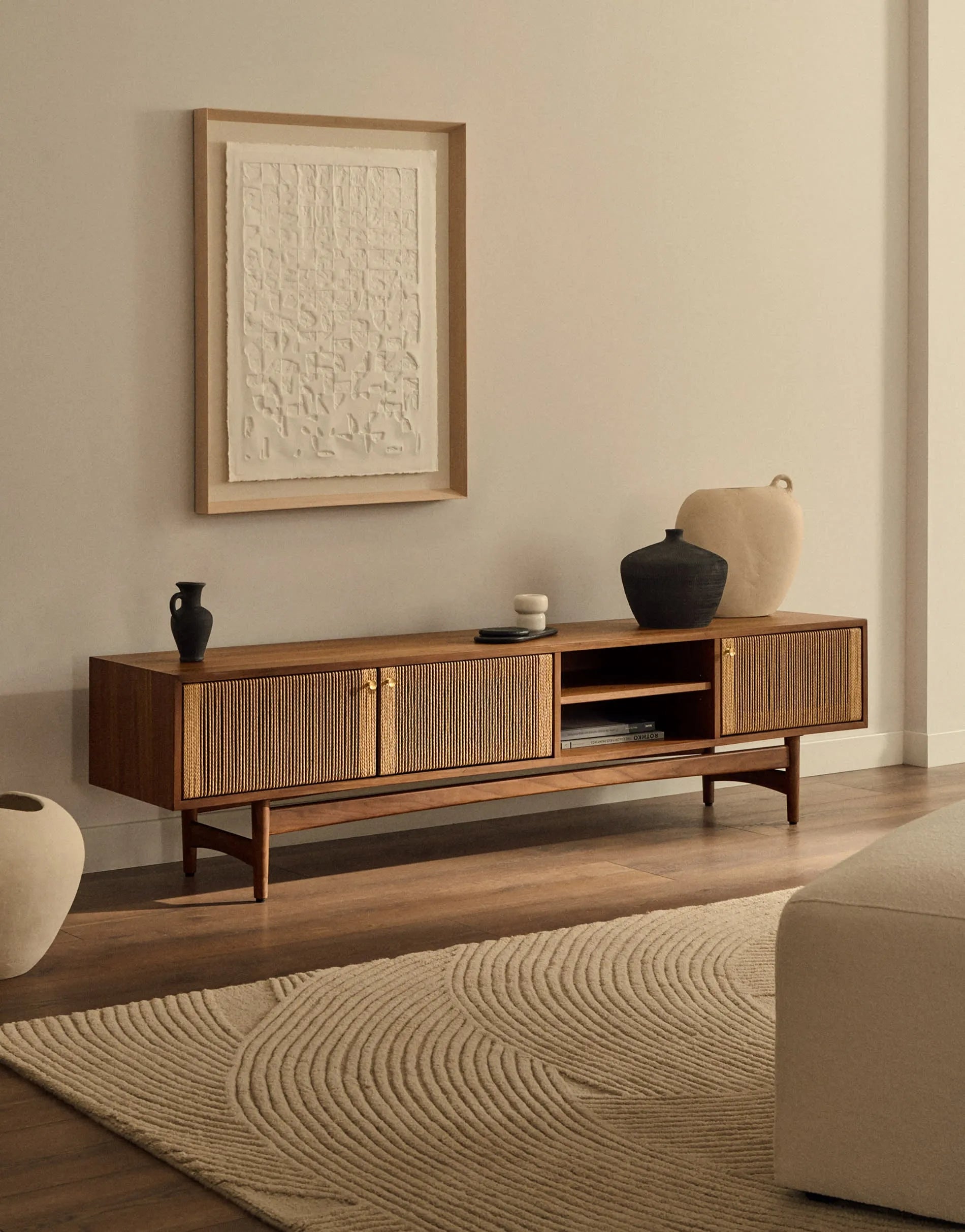 TV-Möbel Elan aus Walnussholz, 3 Türen, FSC-zertifiziert, 200x50 cm, modernes Design, nachhaltig und hochwertig von Kave Home.
