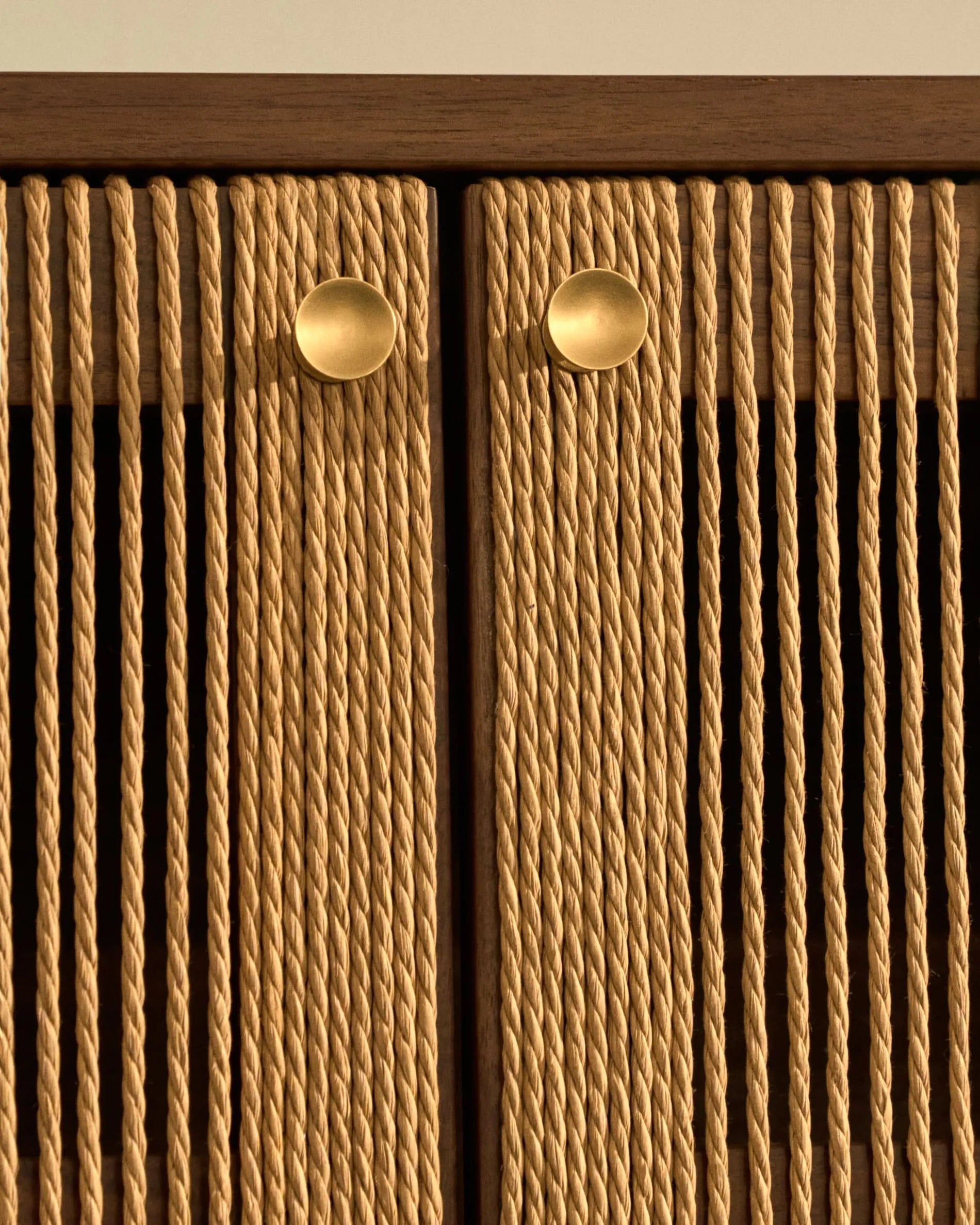 TV-Möbel Elan aus Walnussholz, 3 Türen, FSC-zertifiziert, 200x50 cm, stilvoll, nachhaltig, von Kave Home.