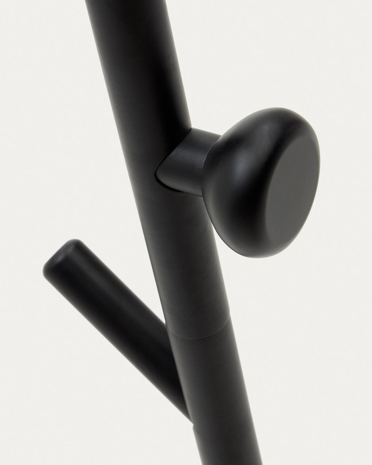 Nadue Kleiderständer aus massiver Buche mit schwarzem Finish 163 cm in Schwarz präsentiert im Onlineshop von KAQTU Design AG. Kleiderständer ist von Kave Home