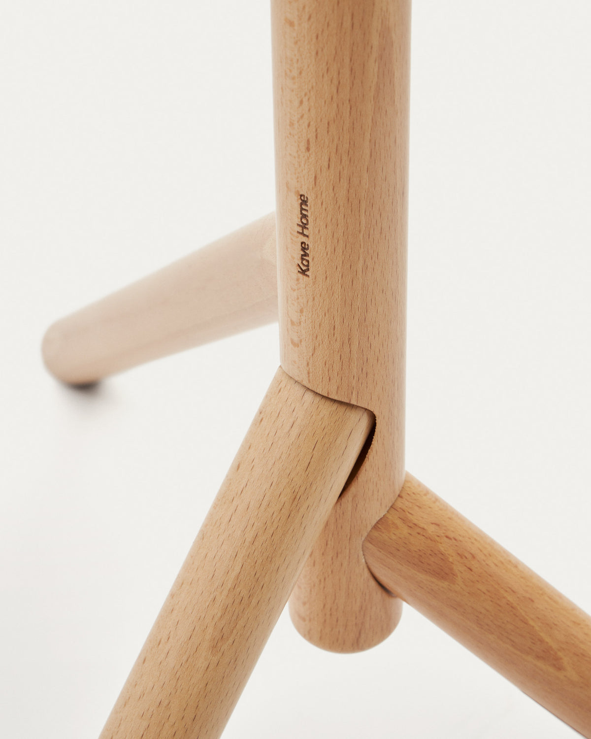 Nadue Garderobenständer aus massiver Buche mit natürlichem Finish 163 cm in Natur präsentiert im Onlineshop von KAQTU Design AG. Garderobe ist von Kave Home