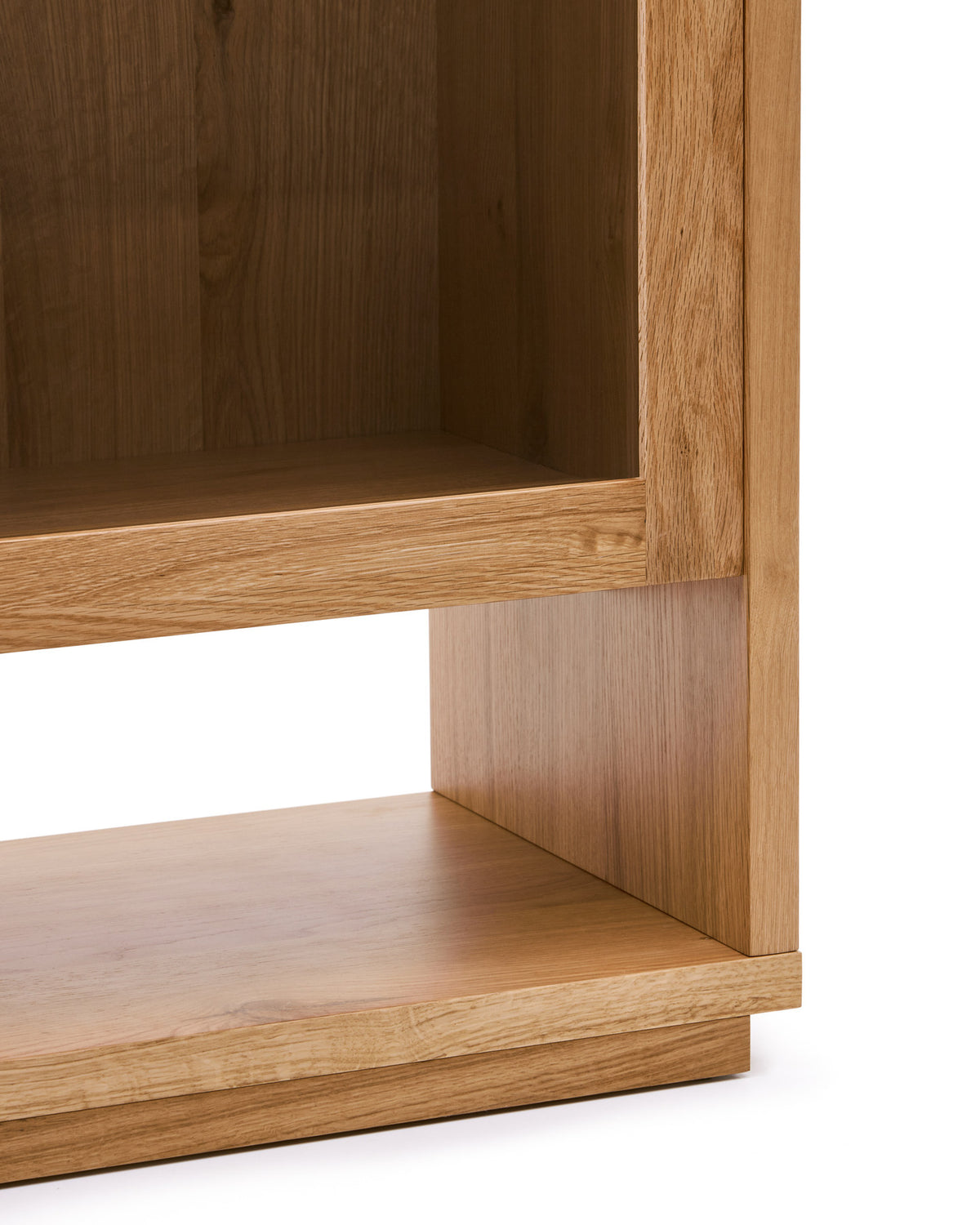 Alguema Vitrine aus Eichenfurnier mit natürlichem Finish 100 x 185 cm in Natur präsentiert im Onlineshop von KAQTU Design AG. Vitrine ist von Kave Home