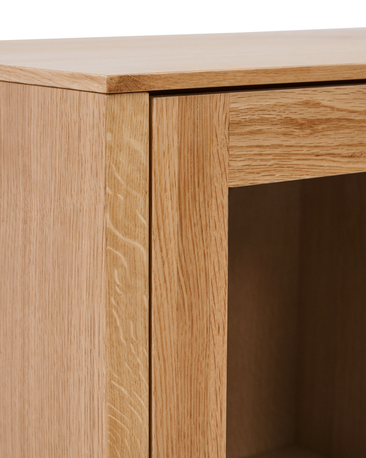 Alguema Vitrine aus Eichenfurnier mit natürlichem Finish 100 x 185 cm in Natur präsentiert im Onlineshop von KAQTU Design AG. Vitrine ist von Kave Home