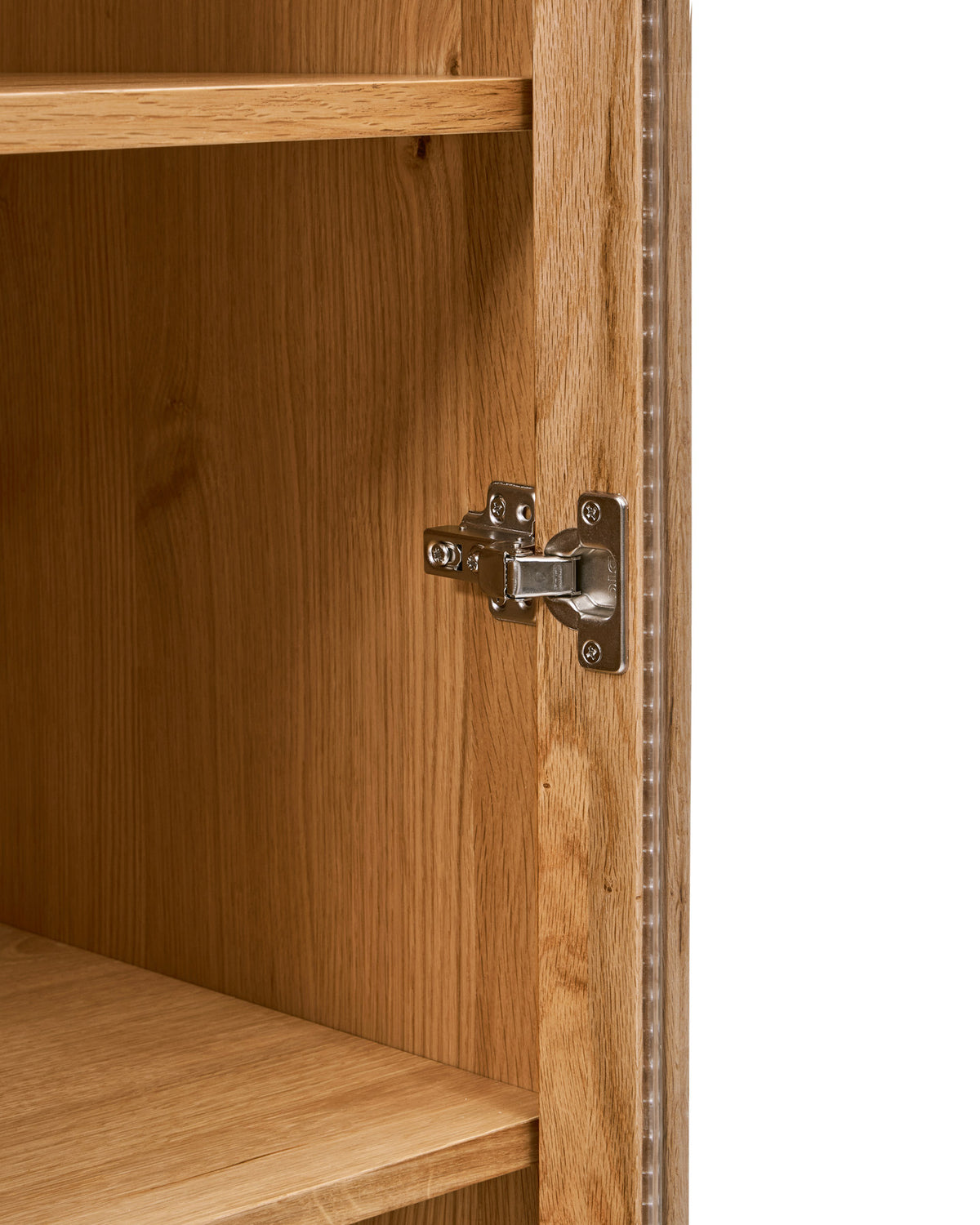 Alguema Vitrine aus Eichenfurnier mit natürlichem Finish 100 x 185 cm in Natur präsentiert im Onlineshop von KAQTU Design AG. Vitrine ist von Kave Home