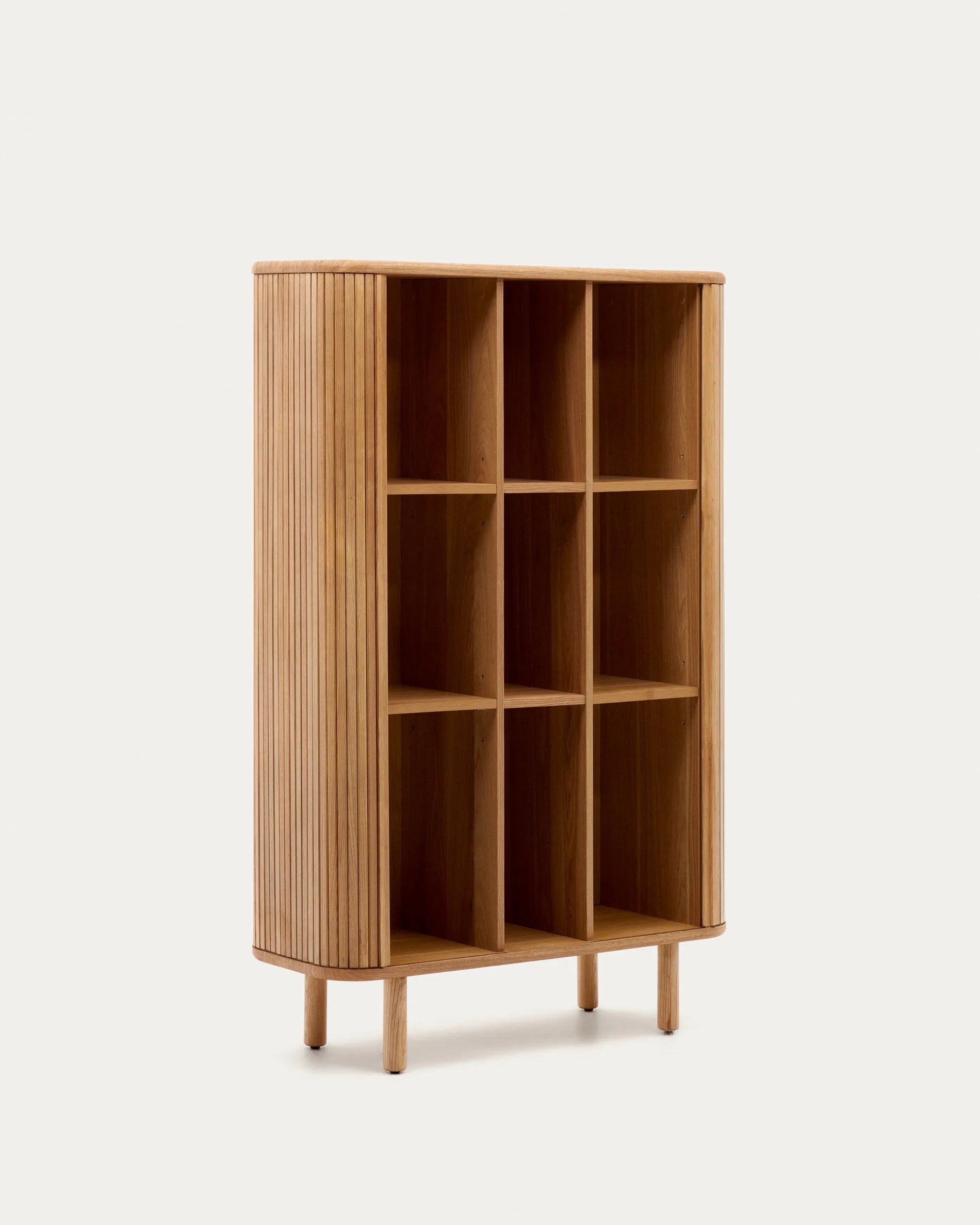 Elegantes Highboard aus Eschenfurnier mit natürlichem Finish, 2 Türen, 110x160 cm, ideal für stilvolle und moderne Wohnräume.
