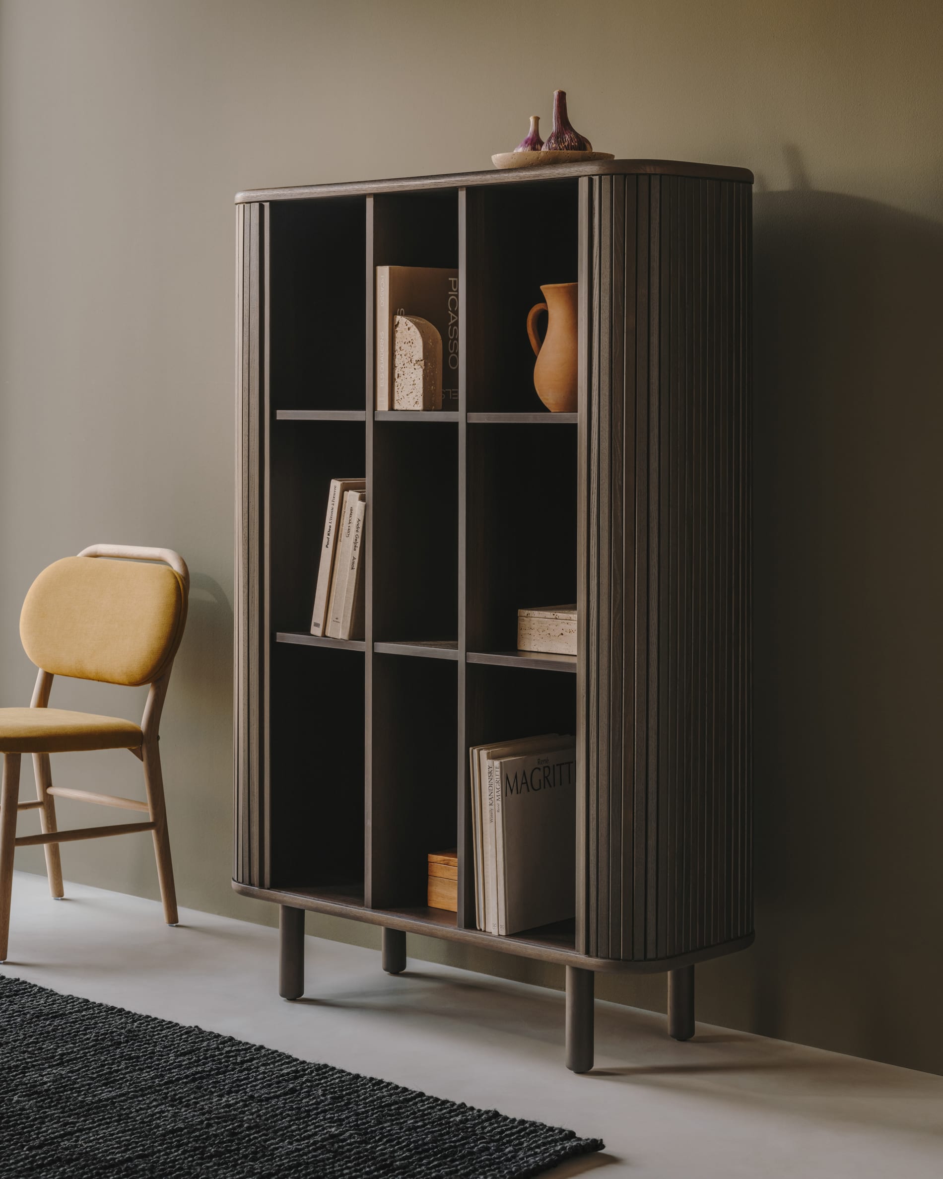 Elegantes Highboard aus Eschenfurnier mit natürlichem Finish, 2 Türen, 110x160 cm, ideal für stilvolle Aufbewahrung.