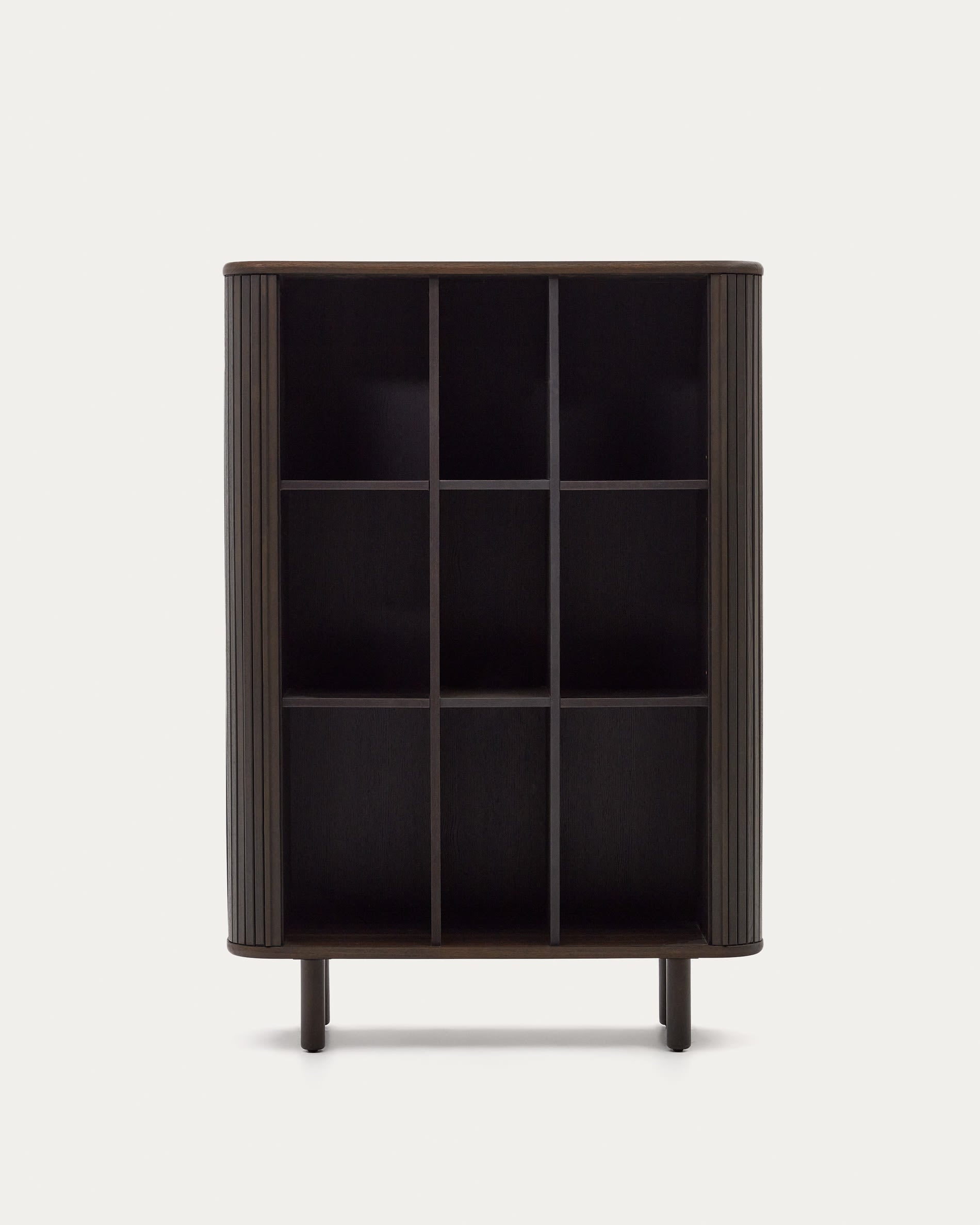 Elegantes Highboard mit Eschenfurnier, dunklem Finish und grosszügigem Stauraum. Perfekt für stilvolle Aufbewahrung.
