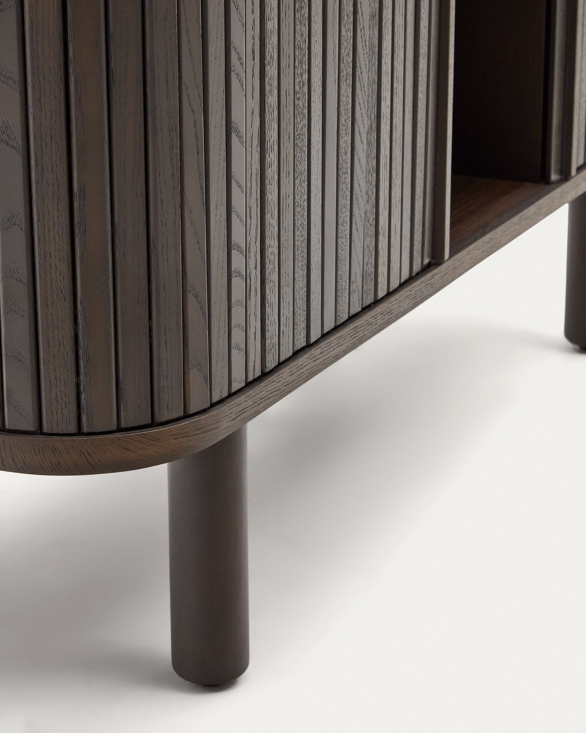 Stilvolles Highboard aus Eschenfurnier mit dunklem Finish, 2 Türen, 110x160 cm, perfekt für moderne Wohnräume und elegantes Design.