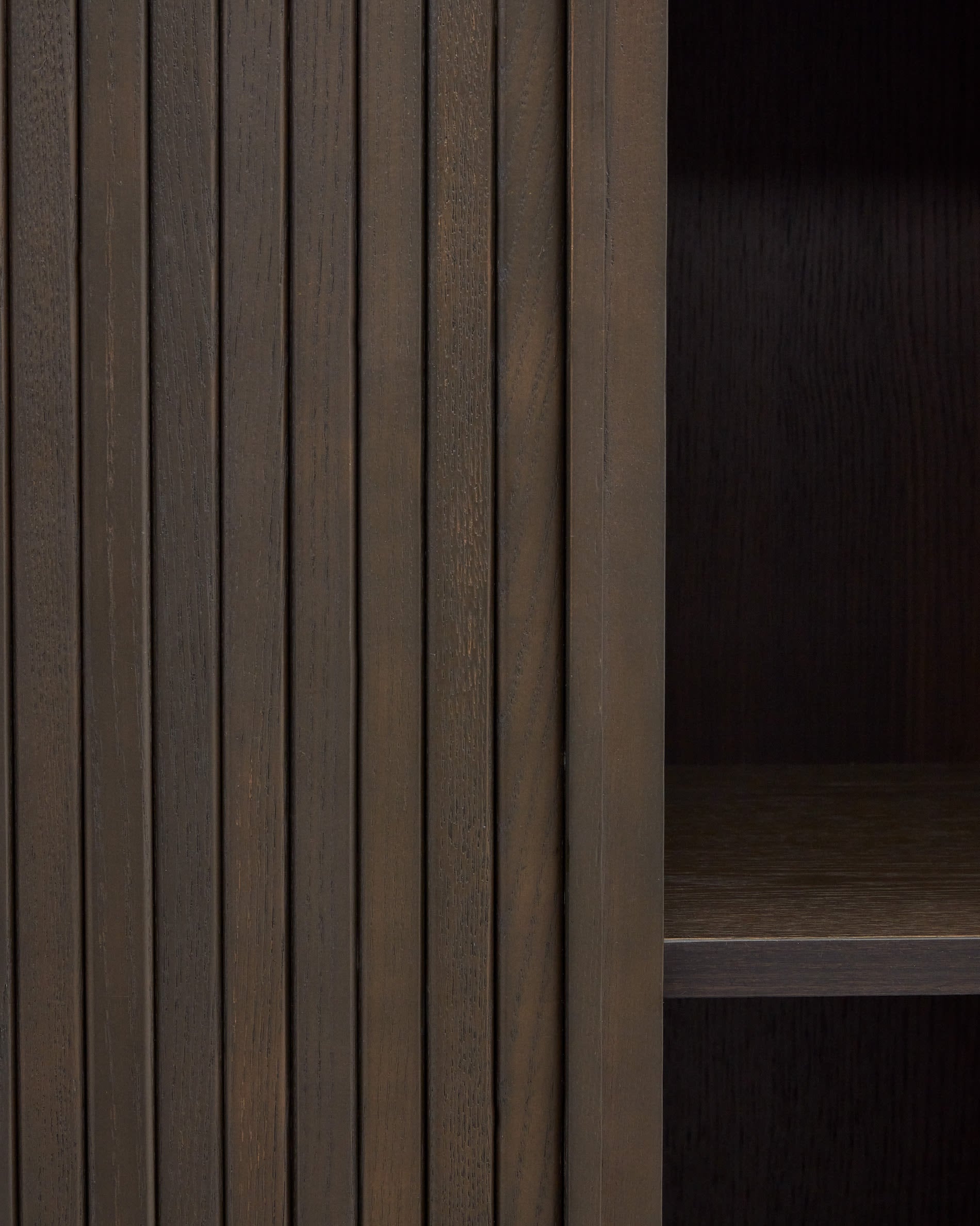 Elegantes Highboard aus Eschenfurnier mit dunklem Finish, 2 Türen, 110x160 cm, ideal für stilvolle und moderne Wohnräume.