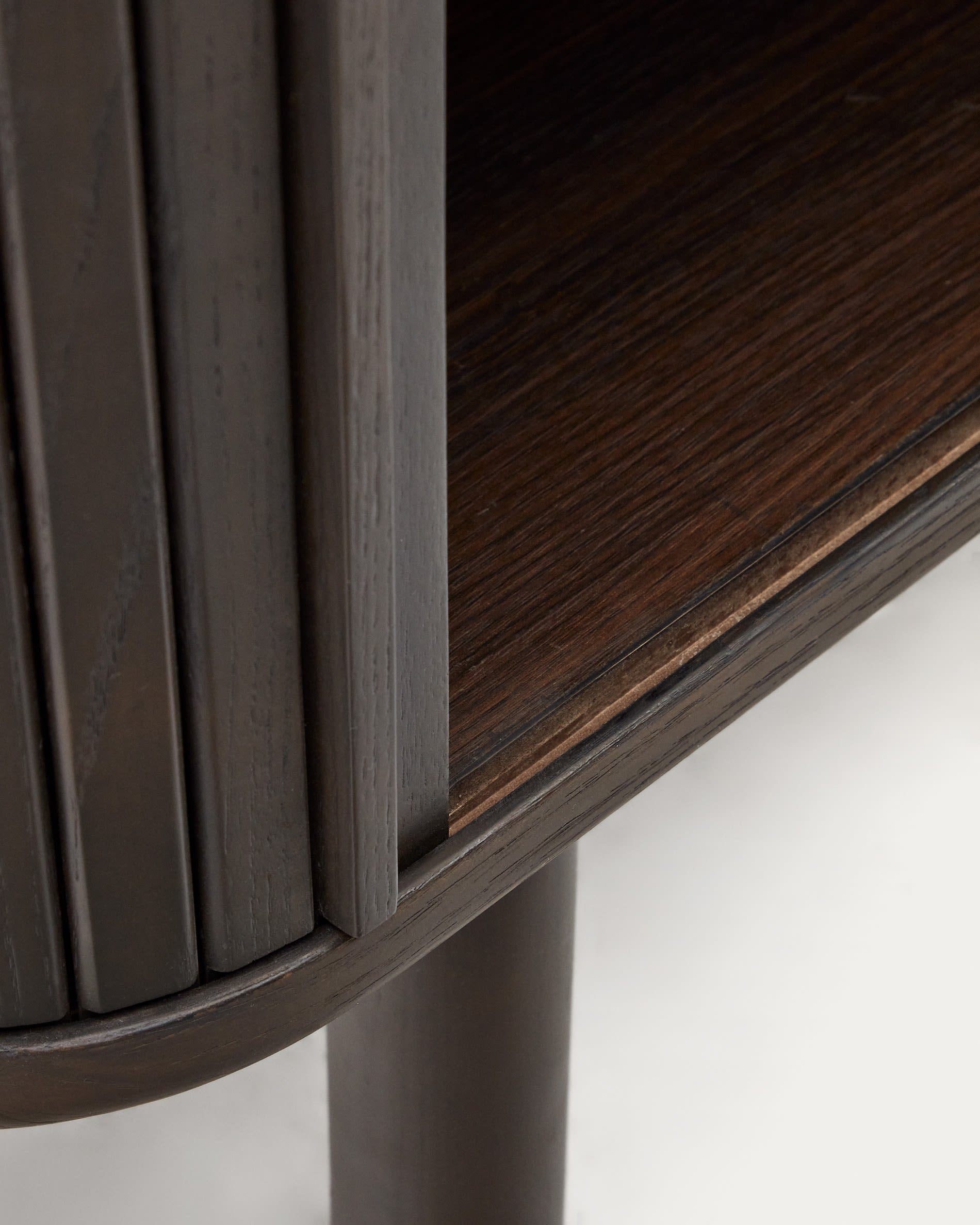 Stilvolles Highboard aus Eschenfurnier mit dunklem Finish, 2 Türen, 110x160 cm, perfekt für moderne und elegante Einrichtung.