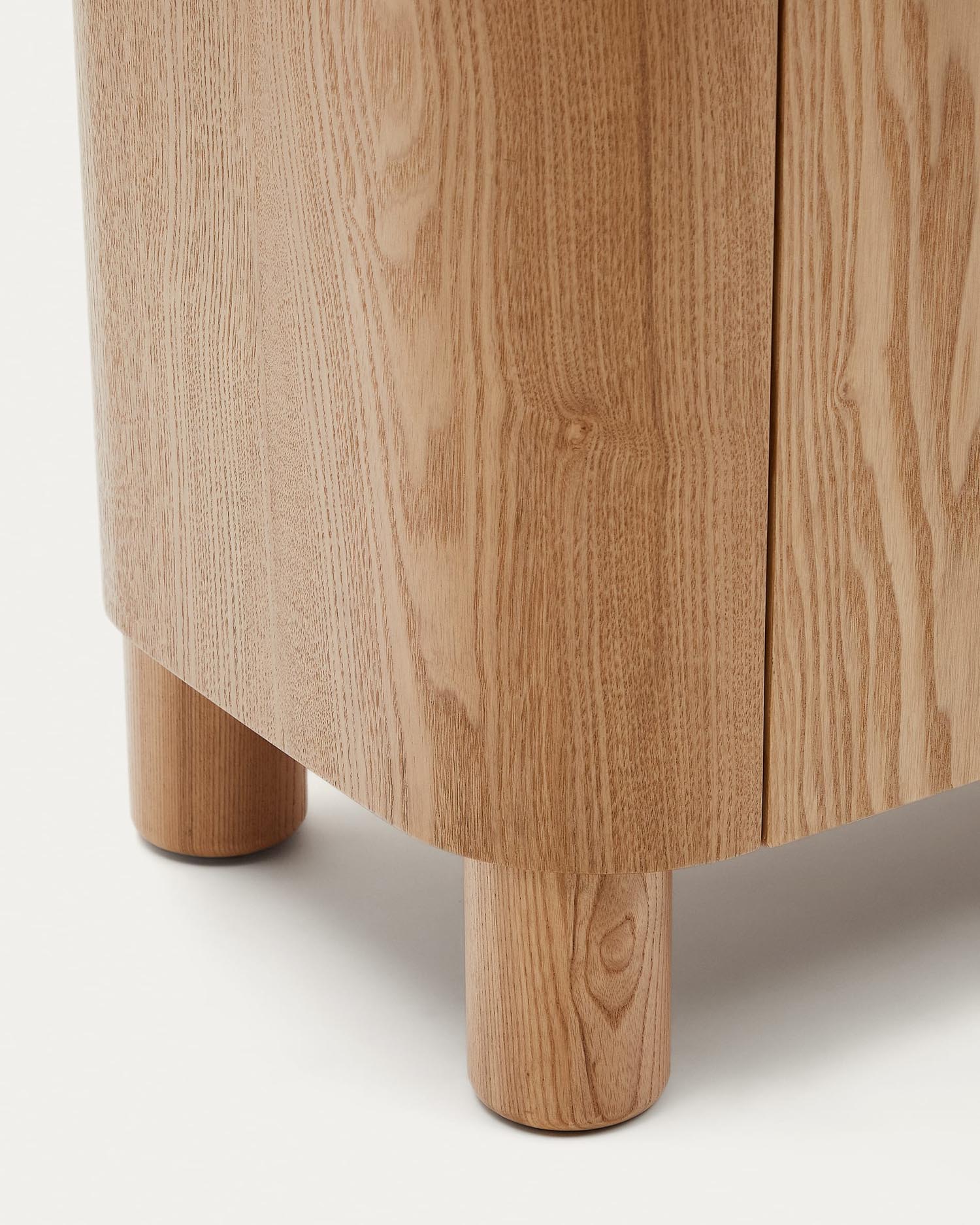 Stilvolles Salaya Highboard von Kave Home, gefertigt aus langlebigem Eschenfurnier, 100 x 134 cm – ideal für eleganten Stauraum in jedem Raum.
