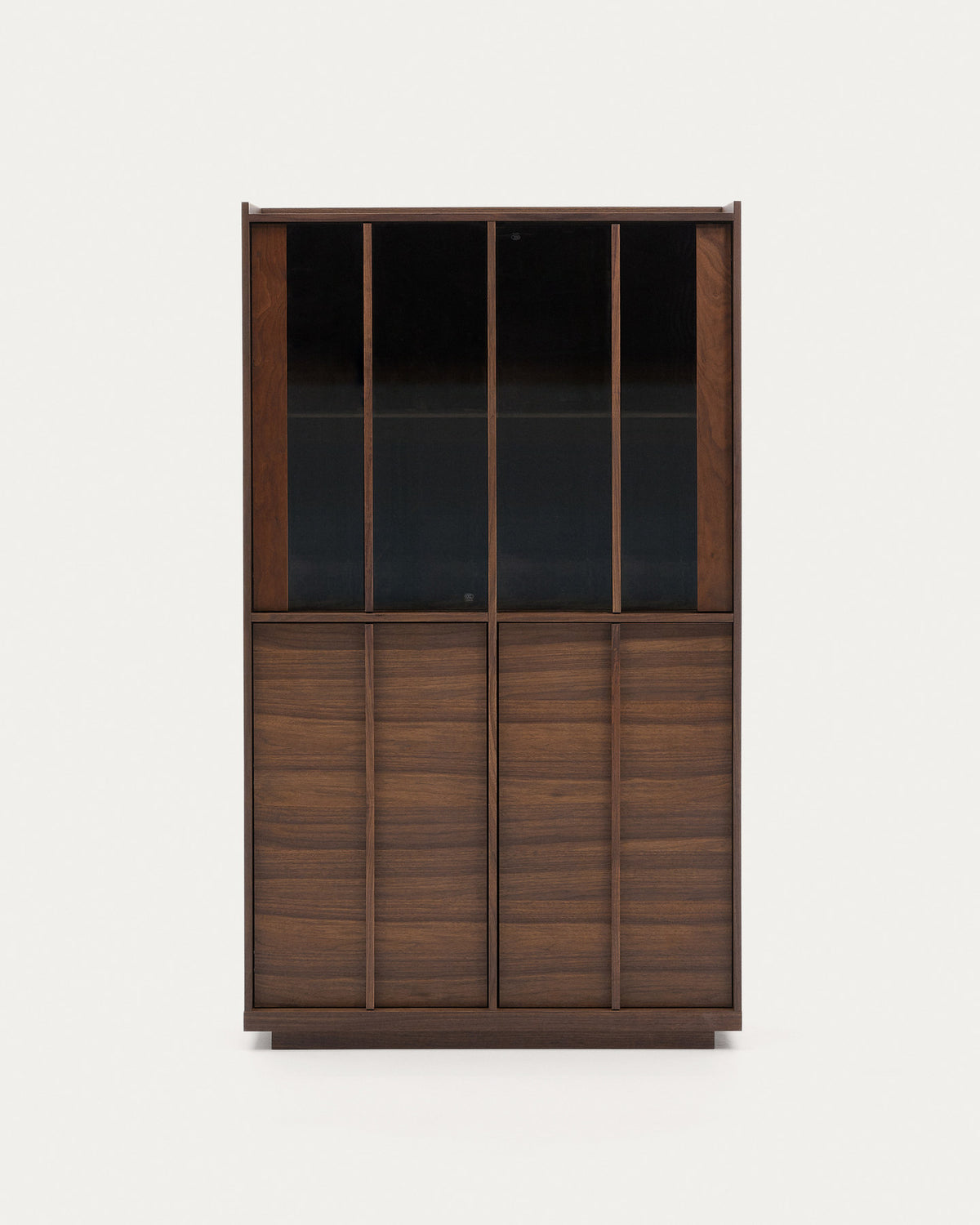 Vitrine Onix massives Walnussholz Walnussfurnier dunkles Finish 100x170 cm FSC Mix Credit in Dunkelbraun präsentiert im Onlineshop von KAQTU Design AG. Vitrine ist von Kave Home