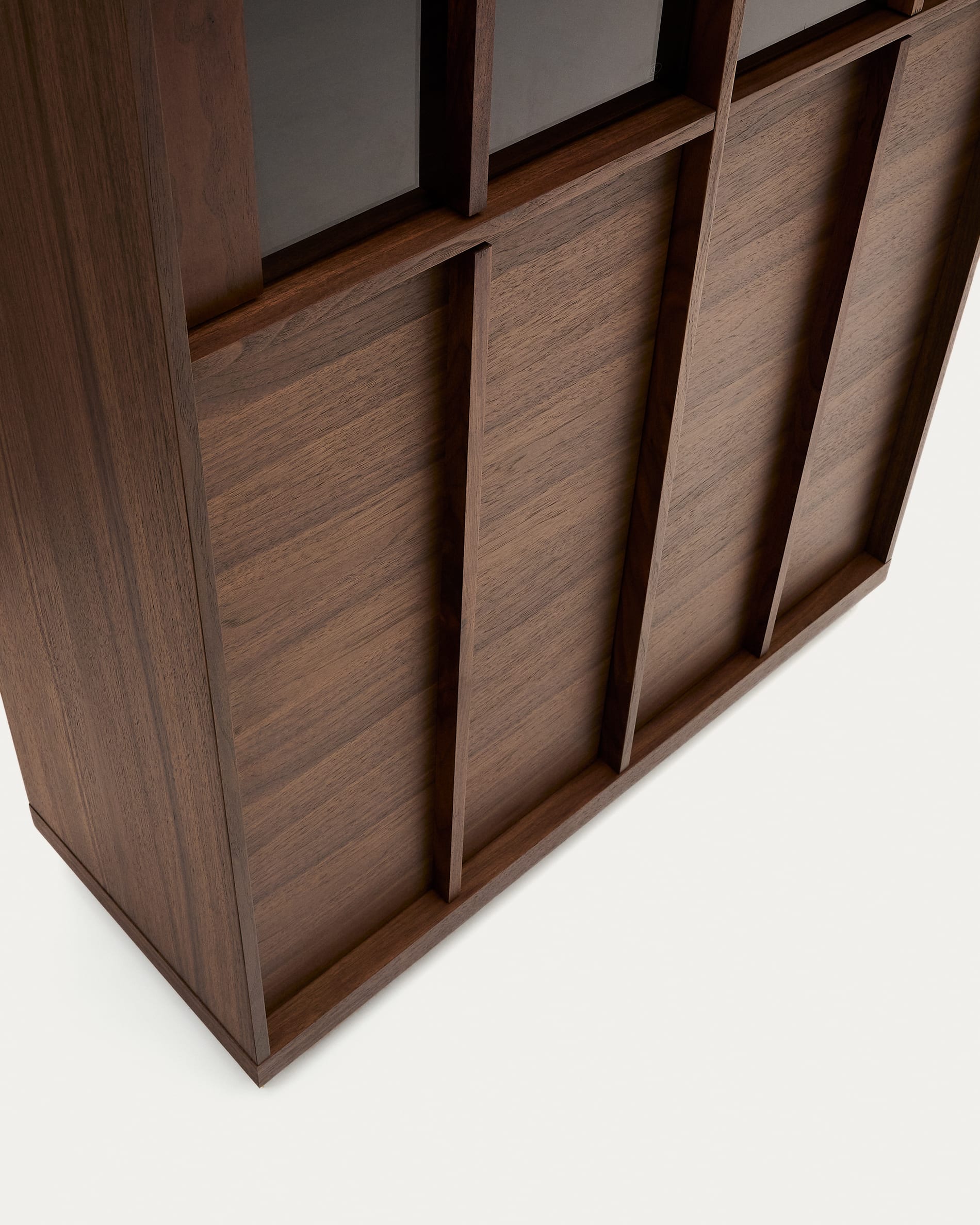 Elegante Vitrine Onix aus Walnussholz mit dunklem Finish, 101x170 cm, FSC-zertifiziert, ideal für stilvolle Einrichtung.