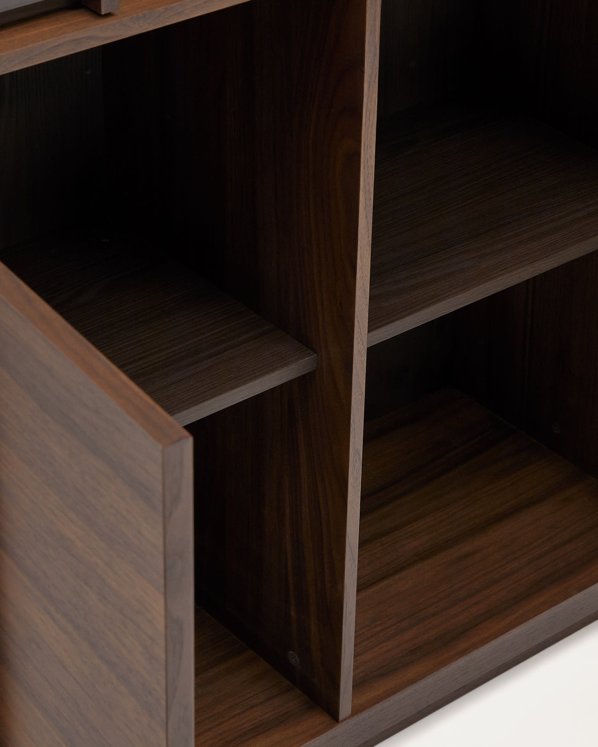 Vitrine Onix aus Walnussholz mit edlem dunklen Finish, 101x170 cm, FSC-zertifiziert, perfekt für modernes Wohndesign.