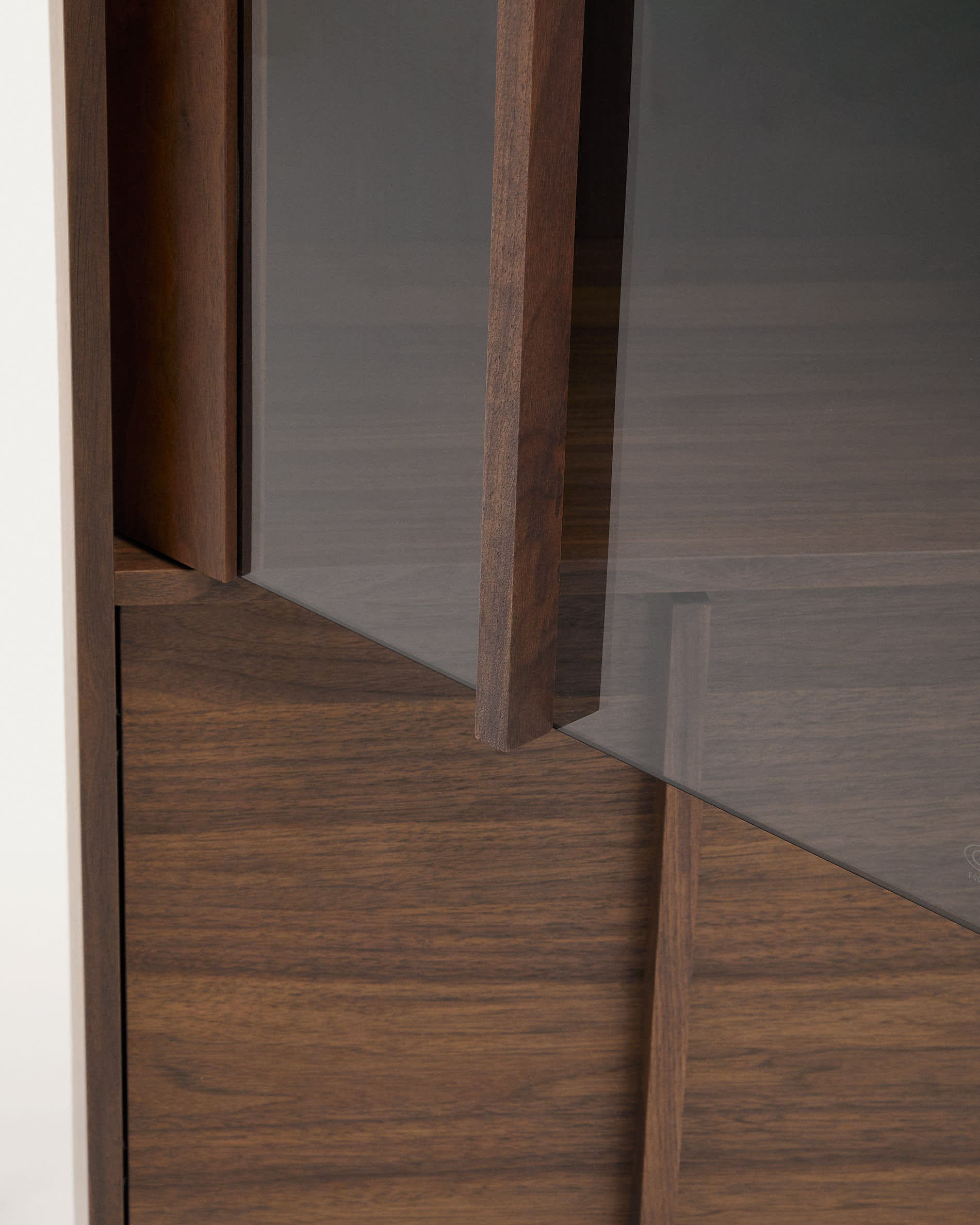 Vitrine Onix aus Walnussholz mit edlem dunklen Finish, 101x170 cm, FSC-zertifiziert, perfekt für modernes Wohndesign.