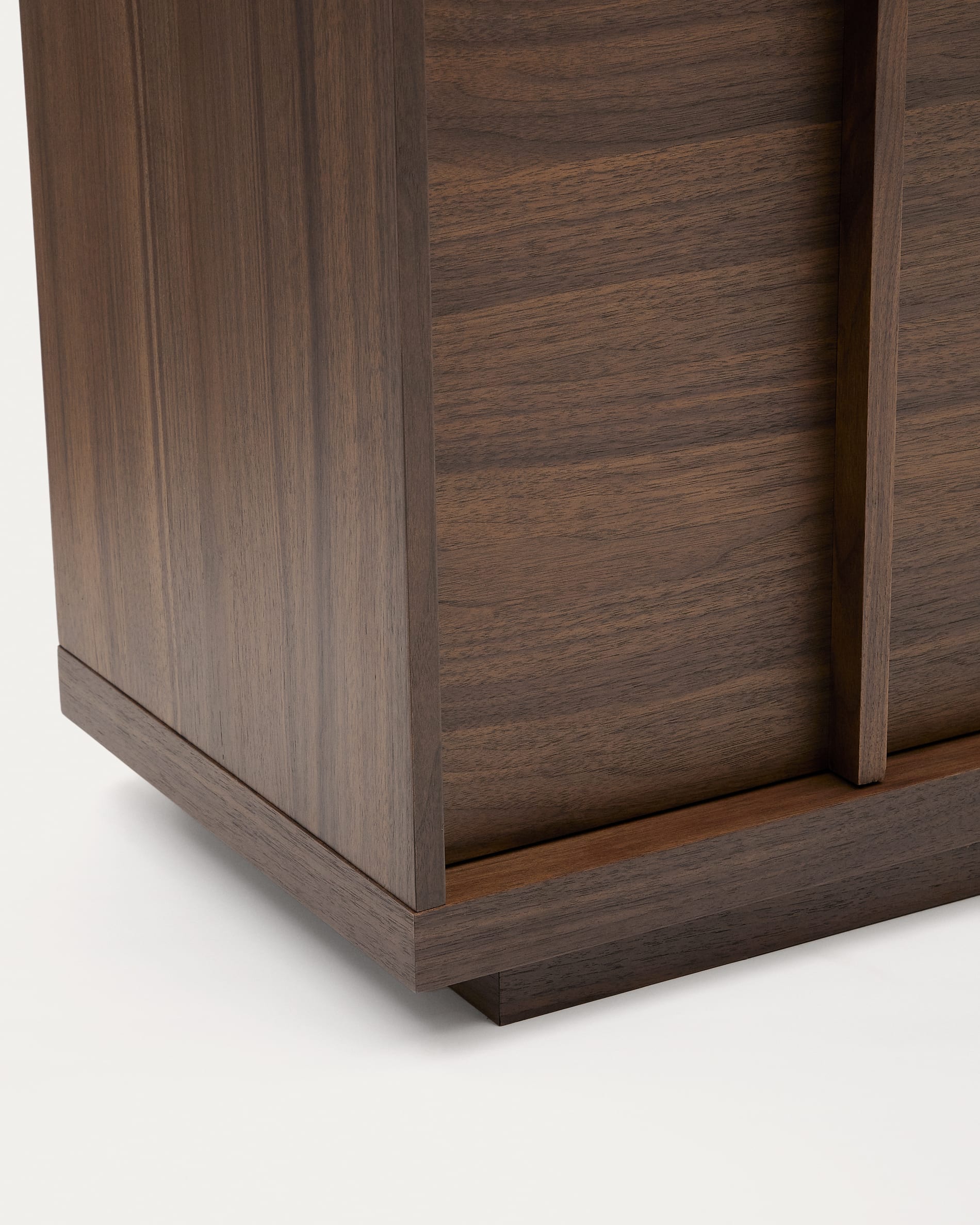 Elegante Vitrine Onix aus Walnussholz mit dunklem Finish, 101x170 cm, FSC-zertifiziert, ideal für stilvolle Einrichtung.