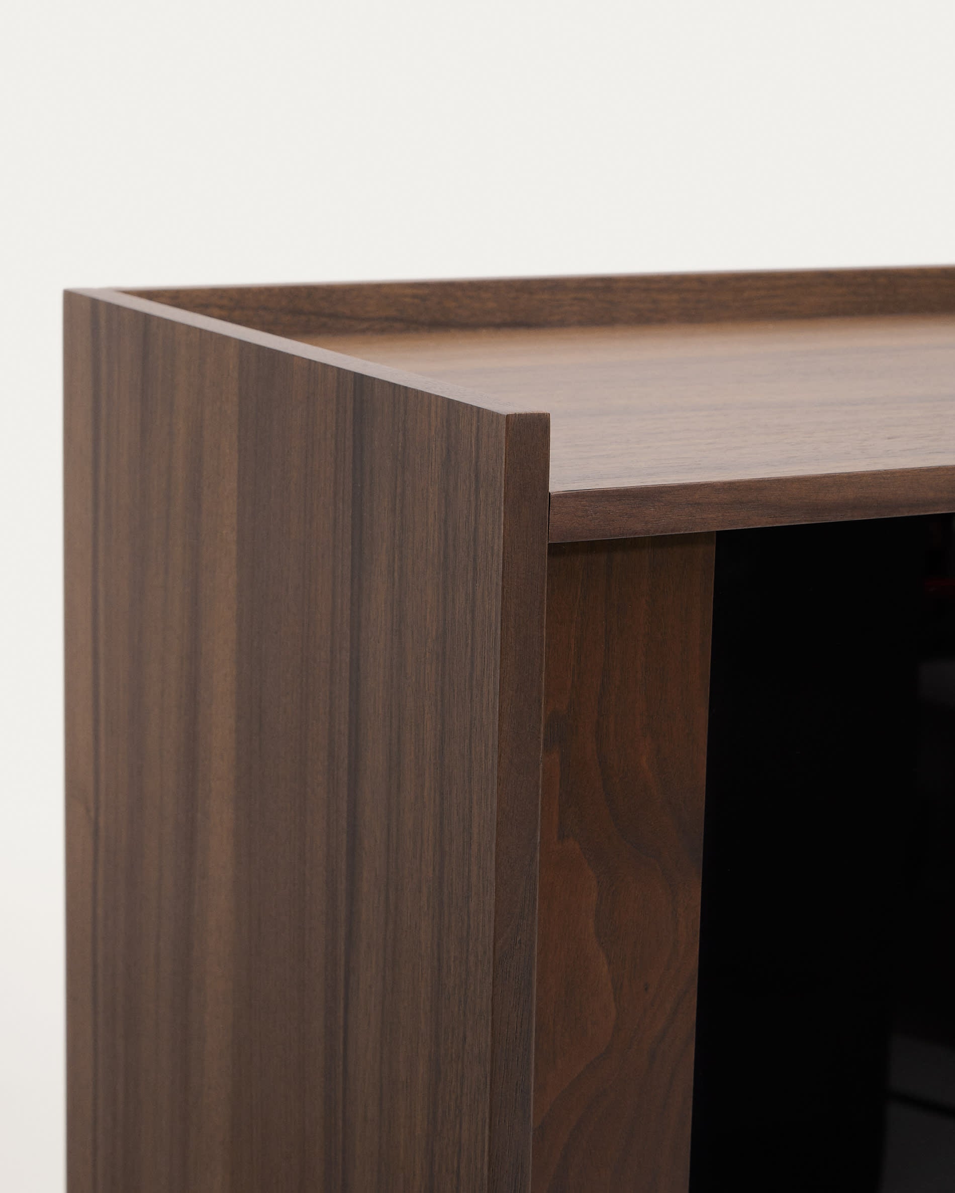 Elegante Vitrine Onix aus Walnussholz mit dunklem Finish, 101x170 cm, FSC-zertifiziert, ideal für stilvolle Einrichtung.