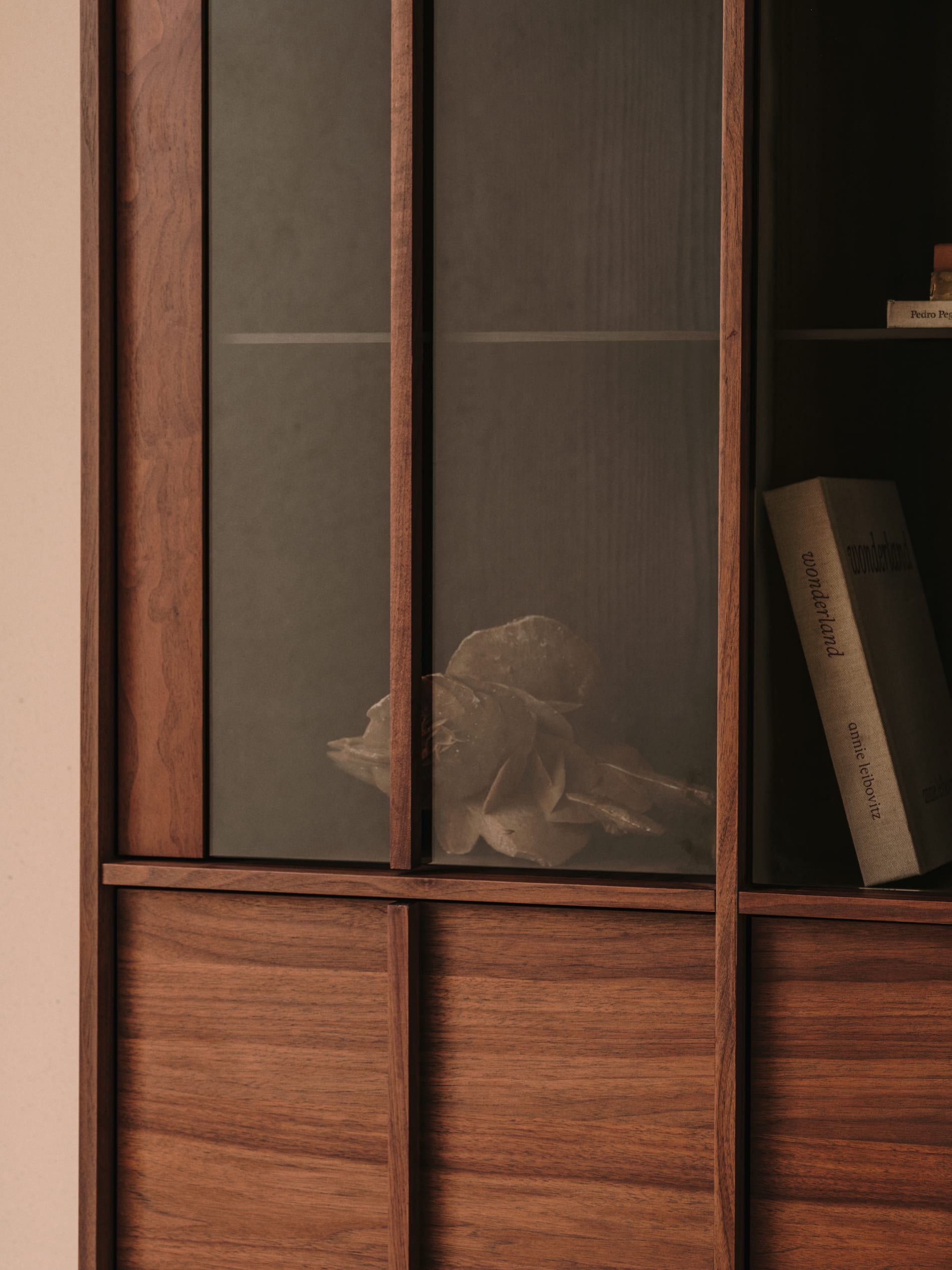 Elegante Vitrine Onix aus Walnussholz mit dunklem Finish, 101x170 cm, FSC-zertifiziert, ideal für stilvolle Einrichtung.
