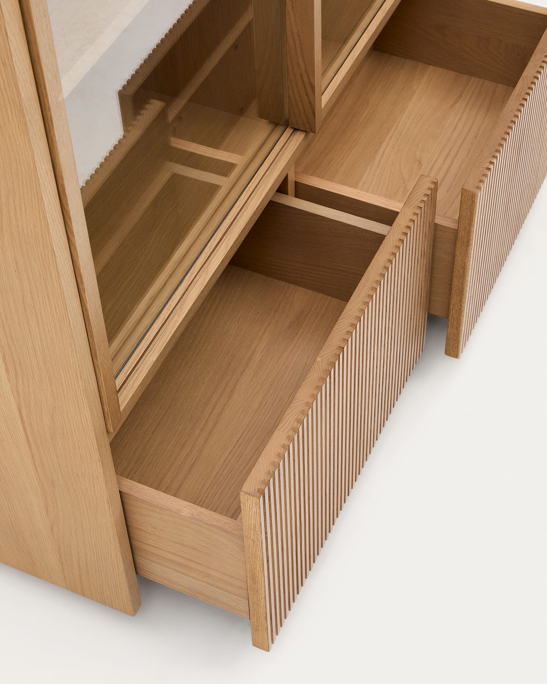 Elegante Vitrine aus nachhaltigem Eichenfurnier mit Glasfront, 4 Türen, 2 Schubladen, 100x174 cm, ideal für stilvolle Einrichtung.