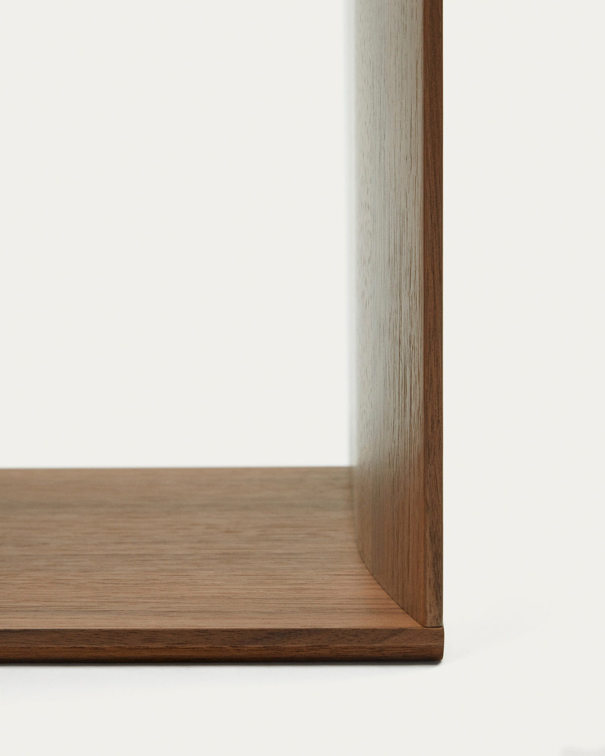Litto mittelgrosses Regalmodul aus Nussholzfurnier 67 x 38 cm in Braun präsentiert im Onlineshop von KAQTU Design AG. Regalsystem ist von Kave Home