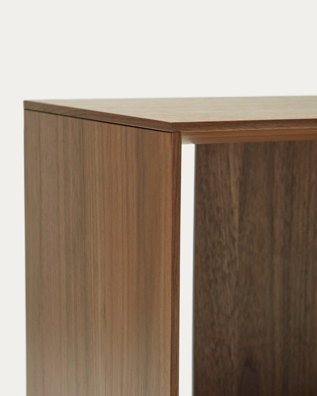 Litto mittelgrosses Regalmodul aus Nussholzfurnier 67 x 38 cm in Braun präsentiert im Onlineshop von KAQTU Design AG. Regalsystem ist von Kave Home
